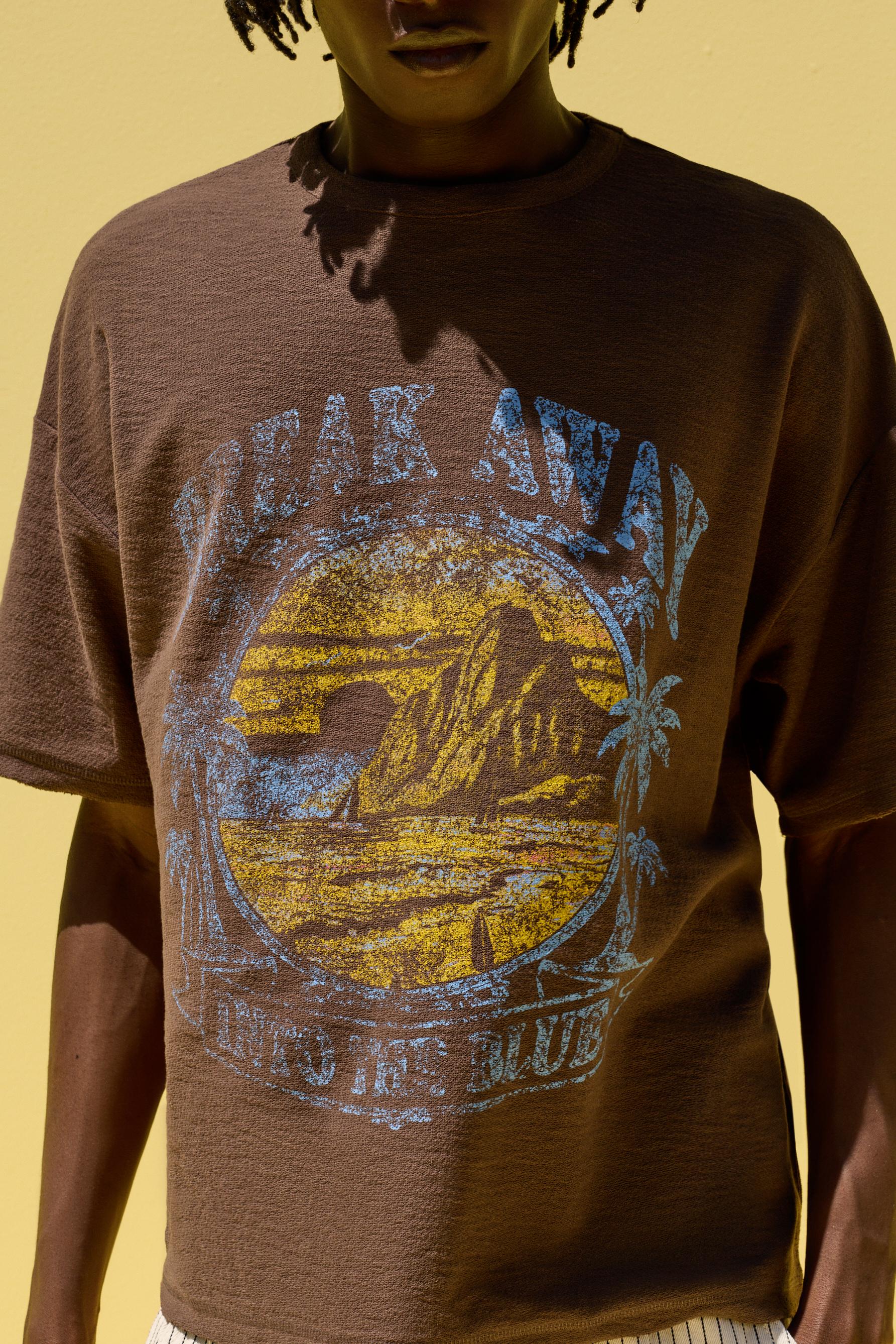 Distressed print T-shirt — BROWN