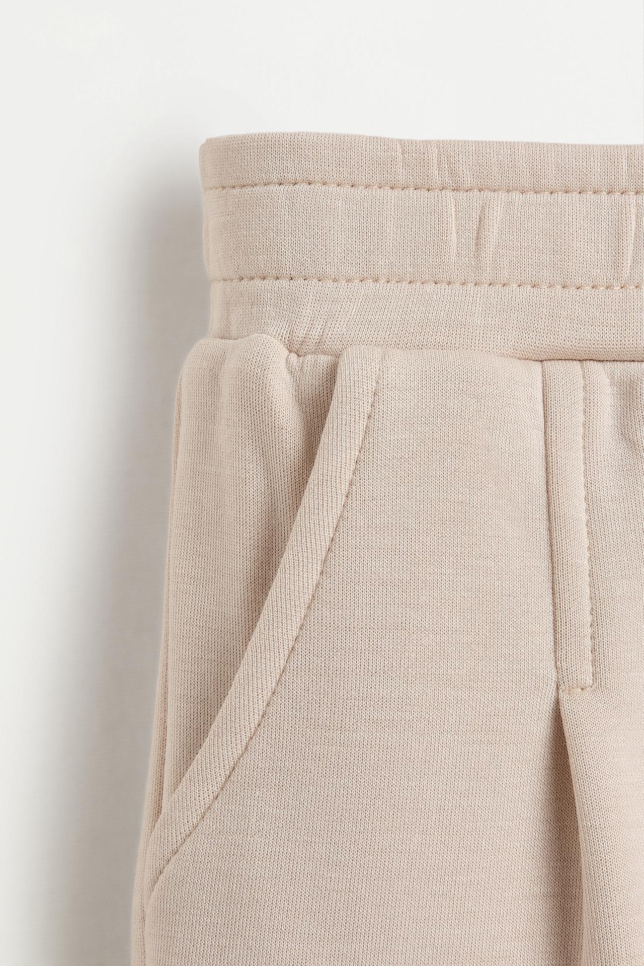 Flowing plush pleated shorts — BEIGE