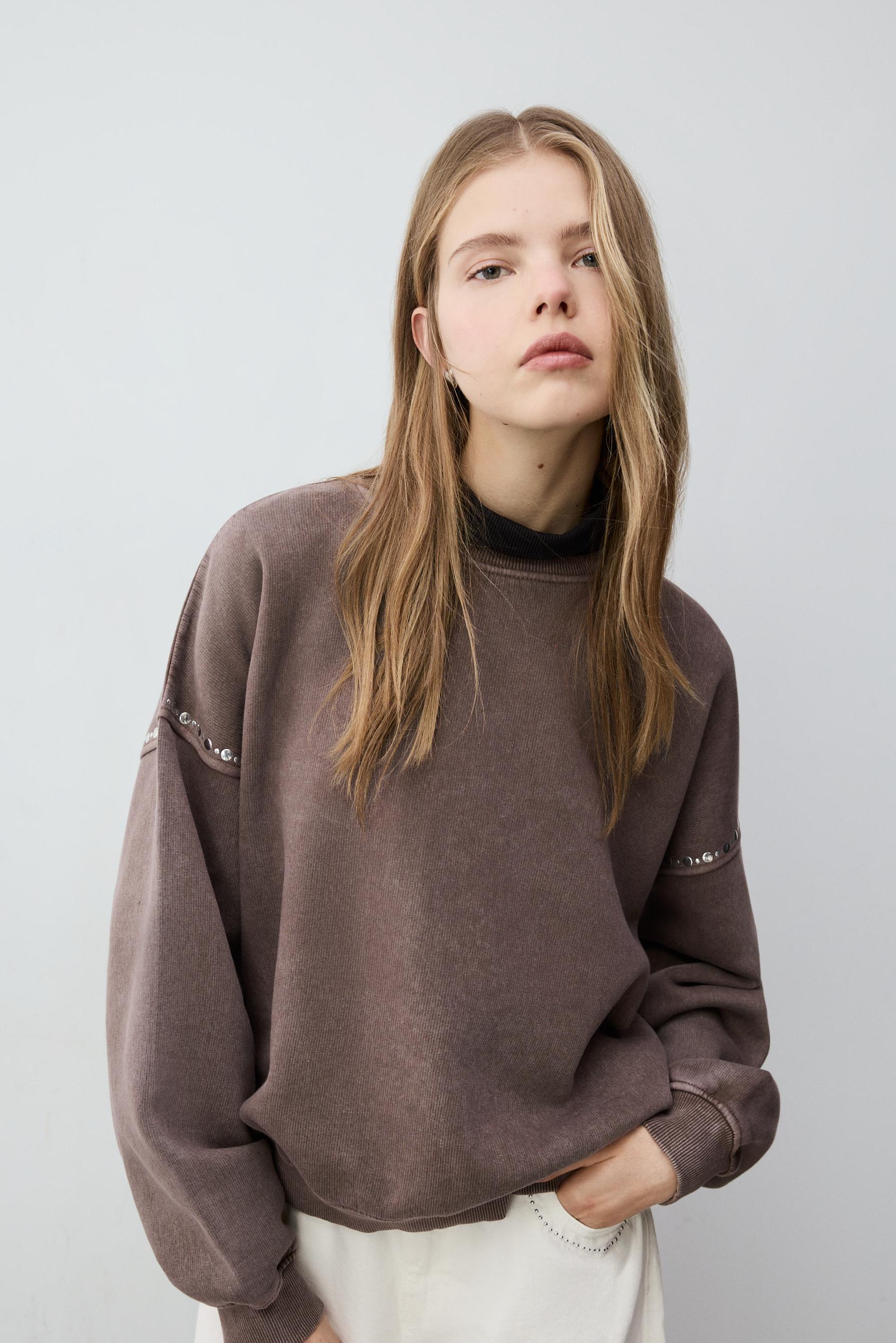 Sudadera efecto lavado tachas