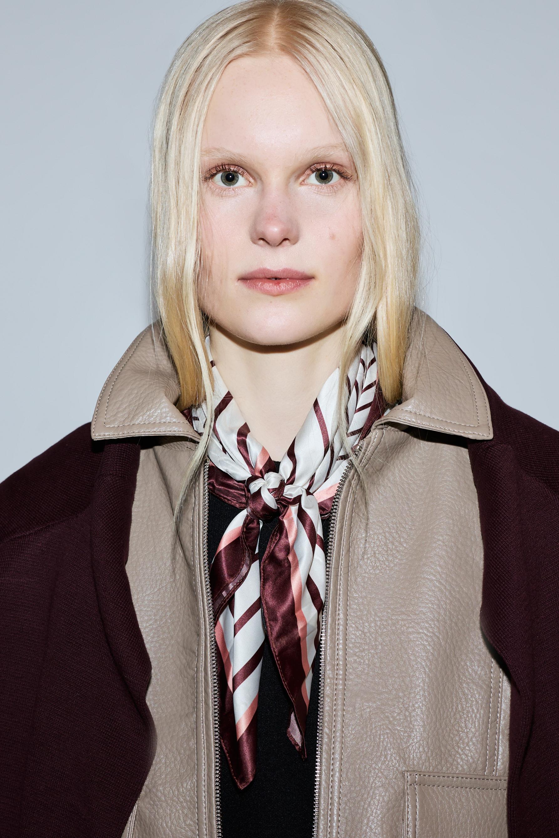 Pañuelo satén geométrico