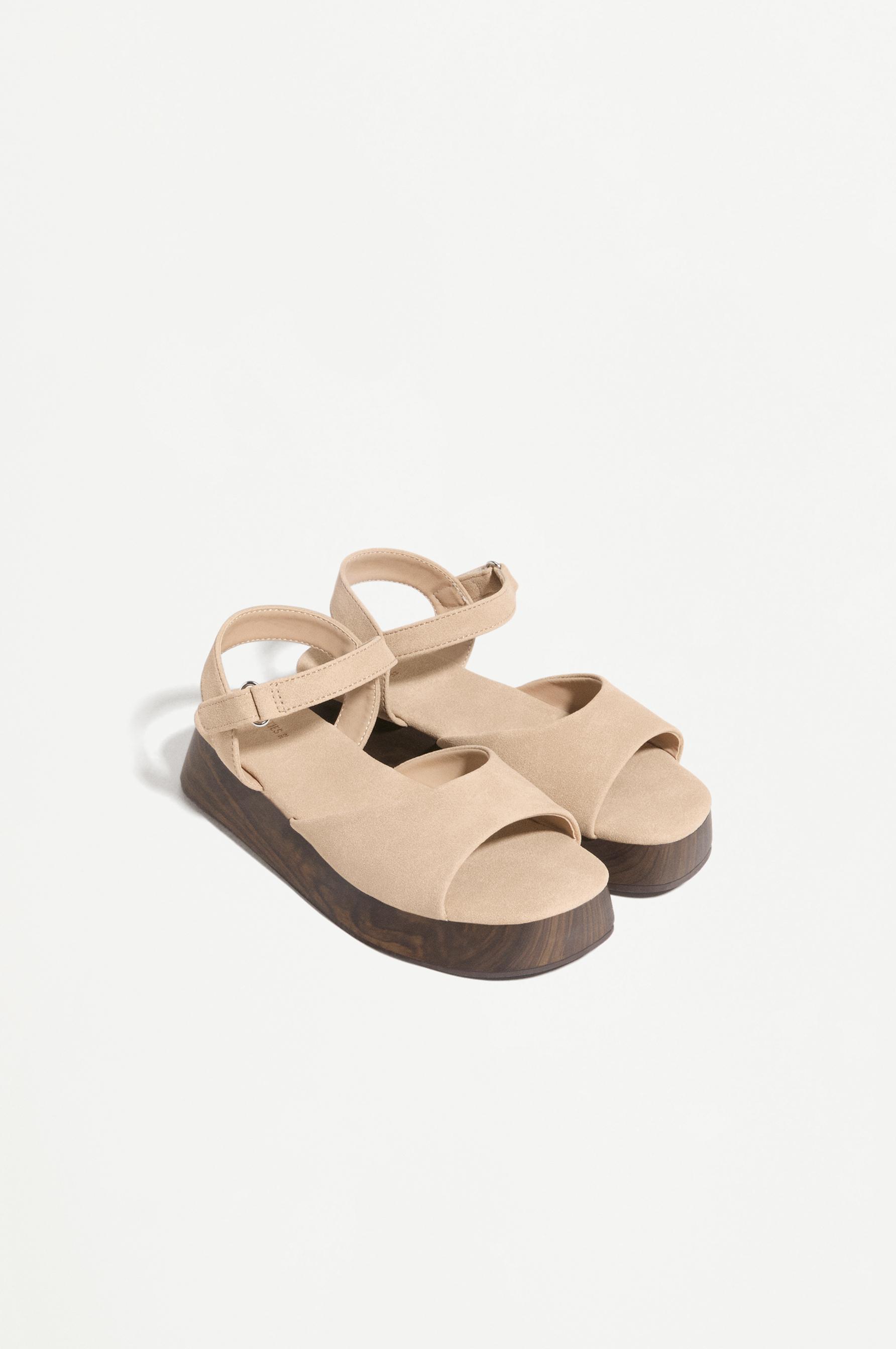 FAUX WOOD PLATFORM SANDAL — BROWN
