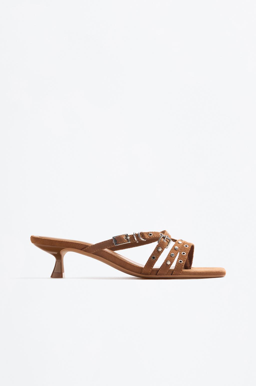 Sandalia tacón tachas