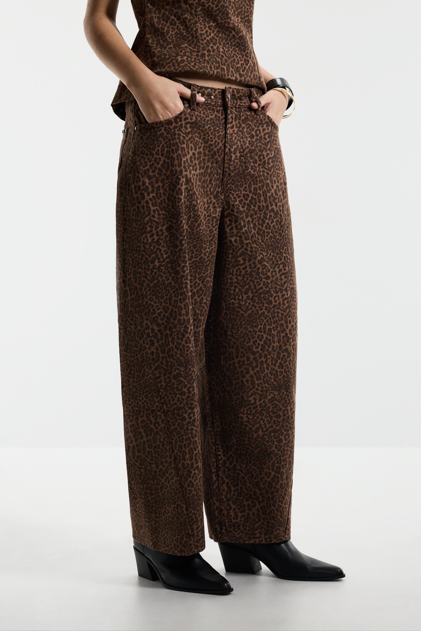 Animal print barrel jeans — CHEETAH