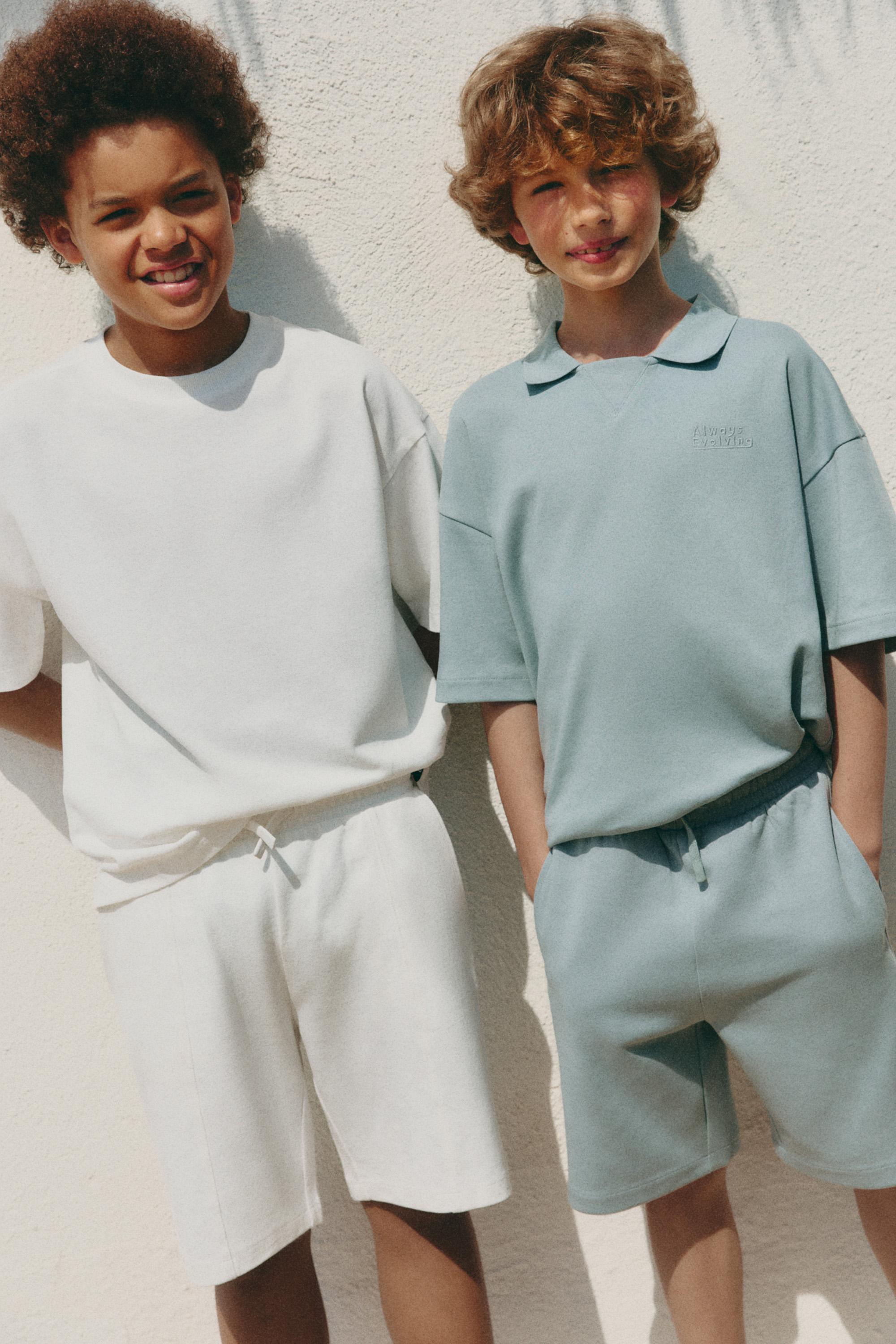 Interlock polo shirt with text — STEEL BLUE