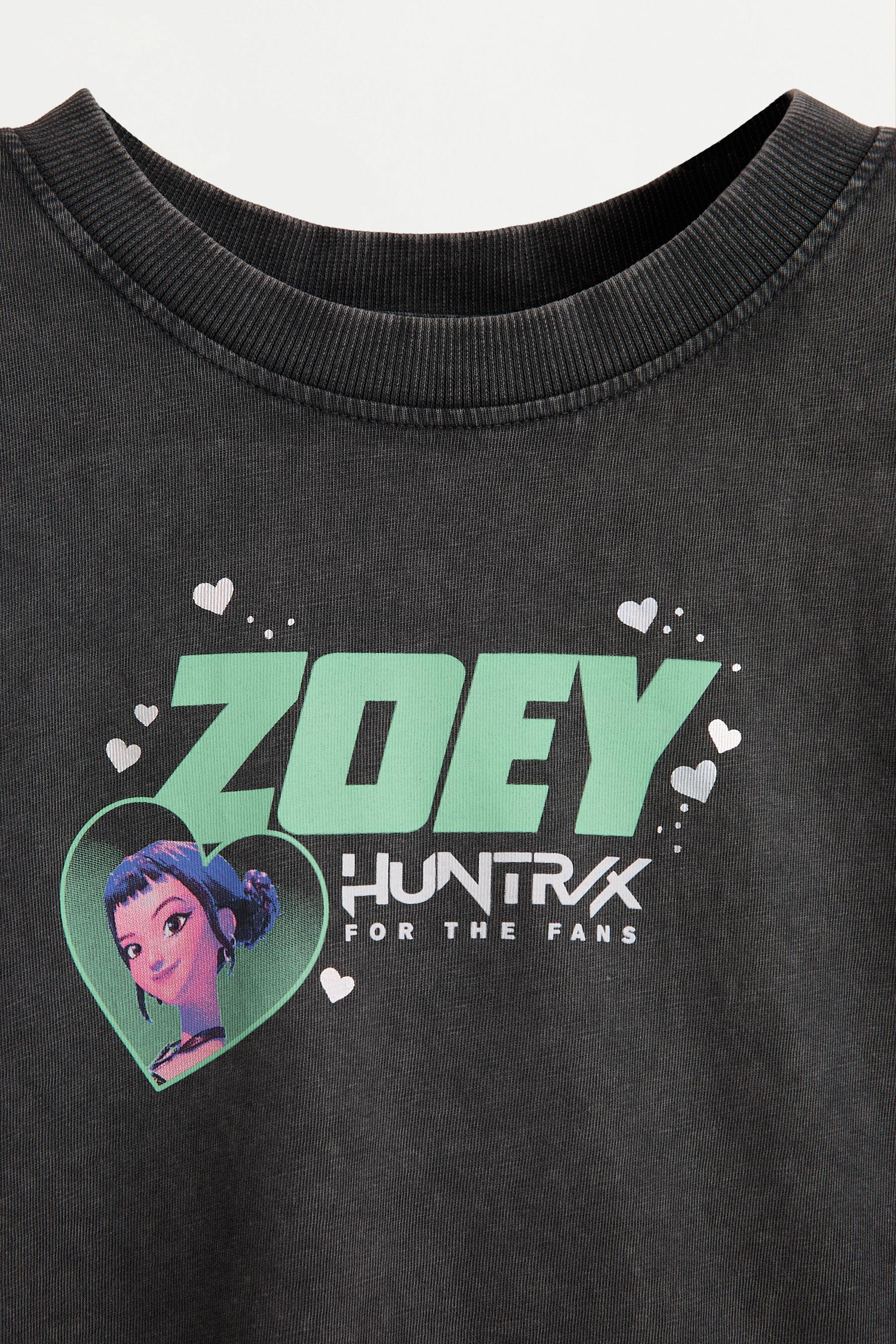 Zoey Huntrix K-Pop Demon Hunters™/© Netflix T-shirt — ANTHRACITE GREY
