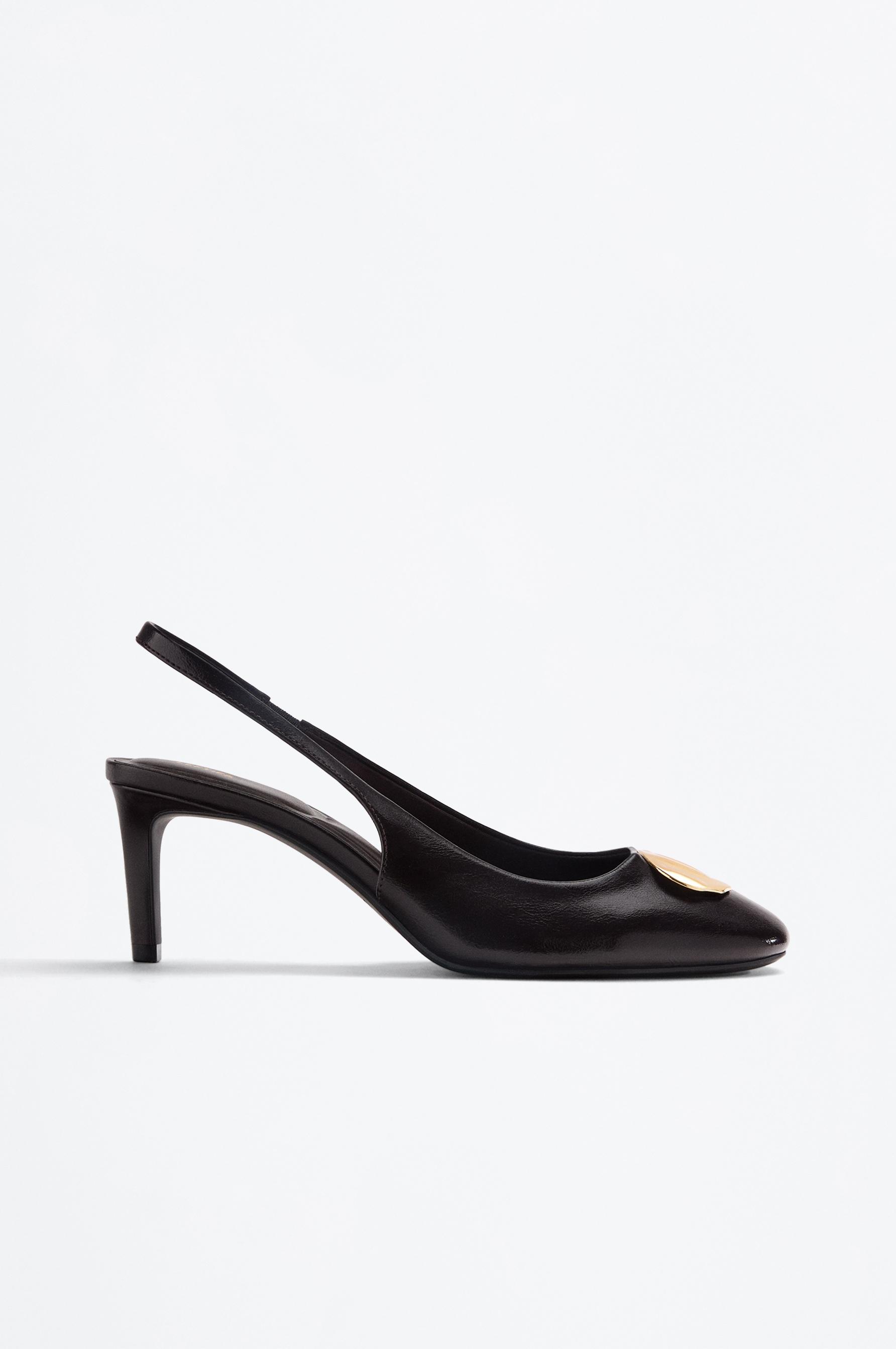 Zapato tacón destalonado detalle metal