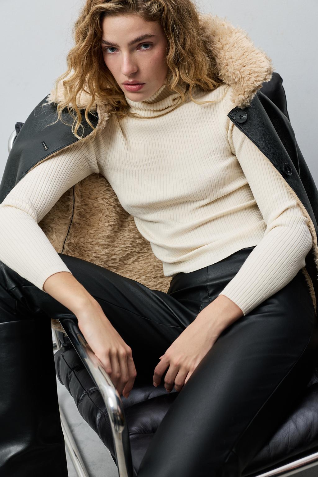 Camisola canelada de gola alta