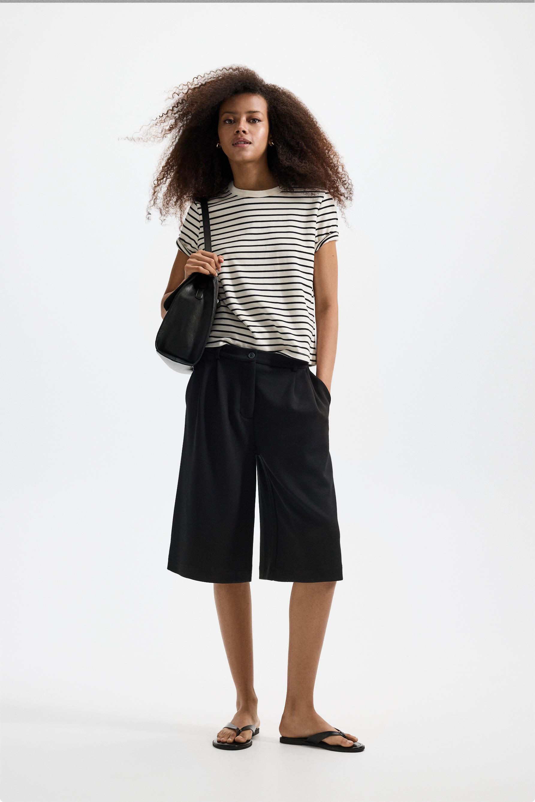 Flowing Bermuda shorts with pleats — BLACK