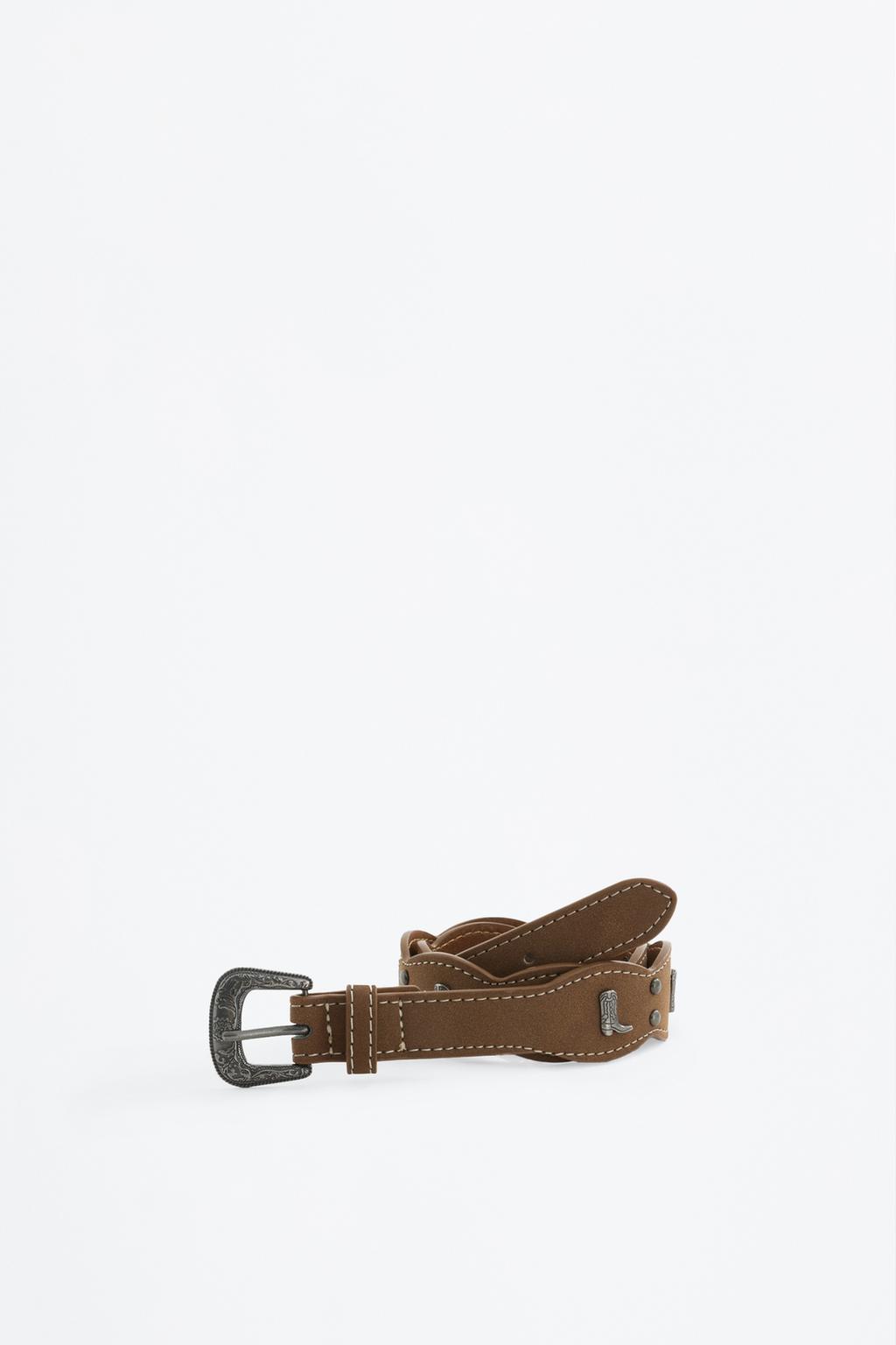 Cinturón tachas botas