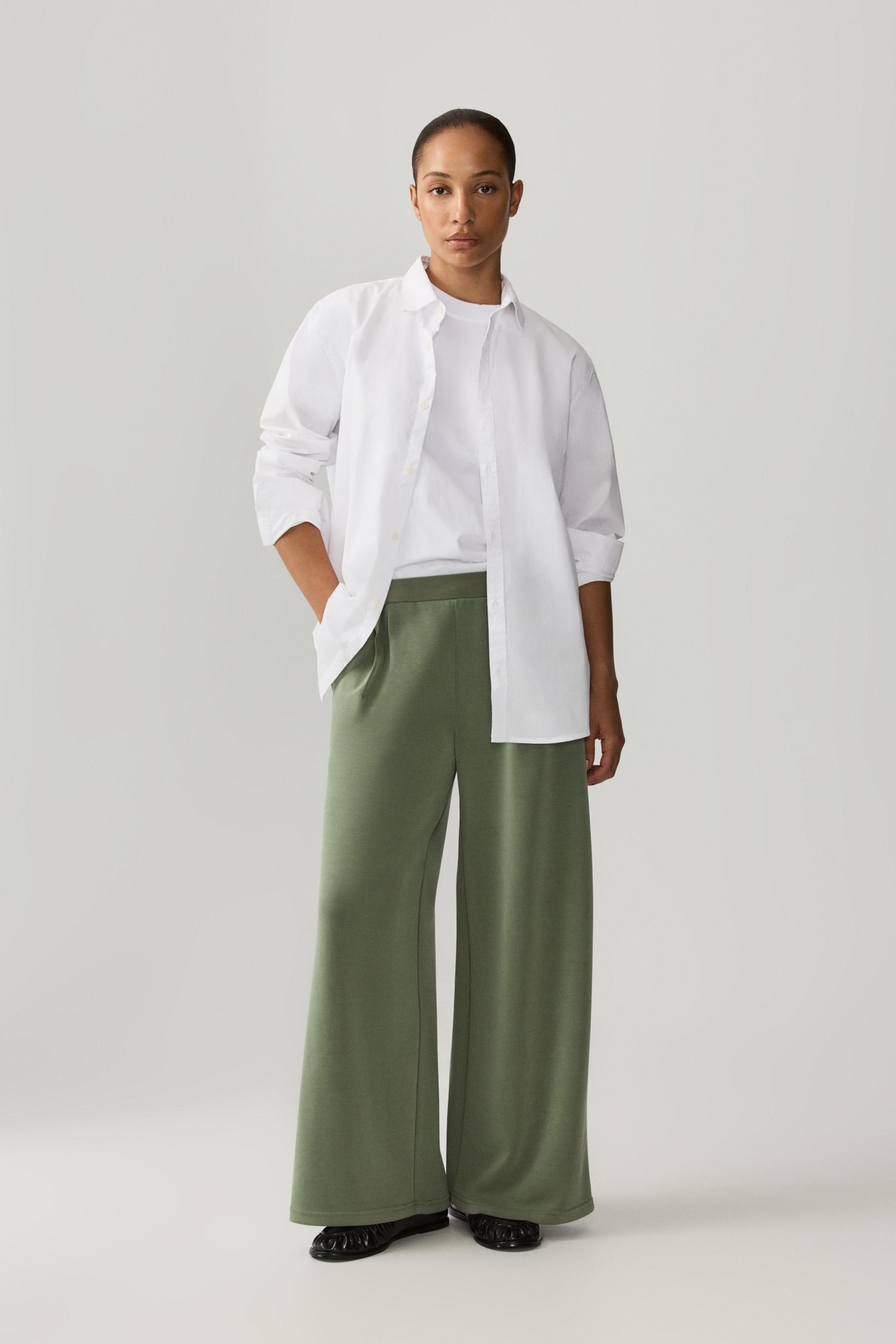 Pantalón pliegues felpa fluida