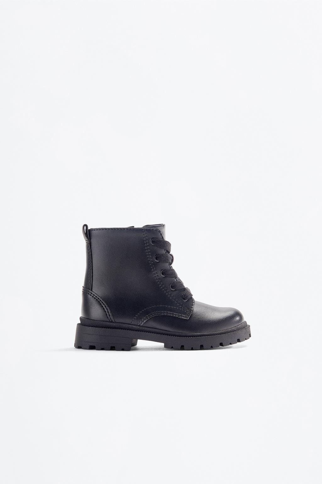 Bota acordonada