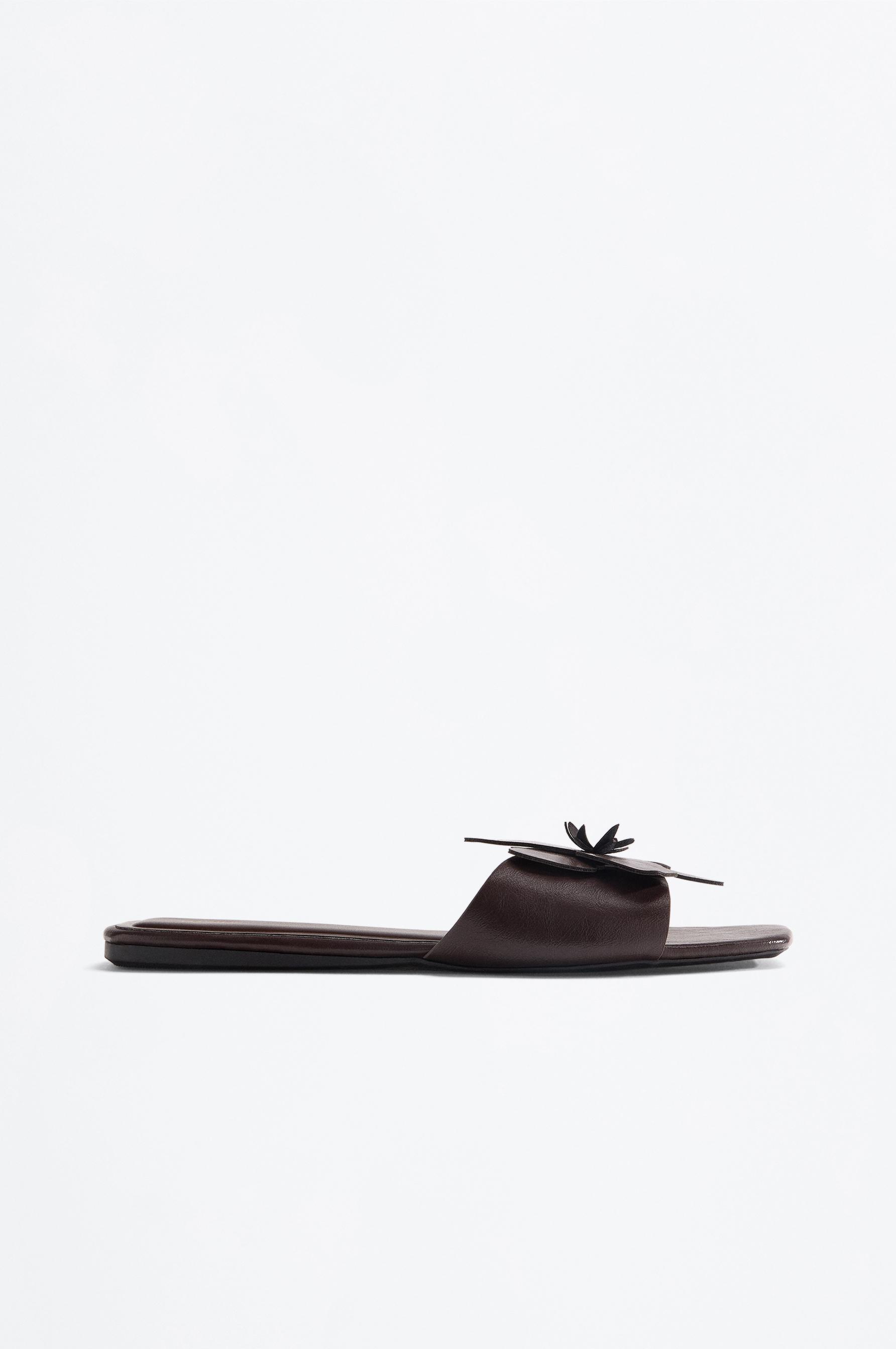 Flat slider sandals with flower detail — BROWN
