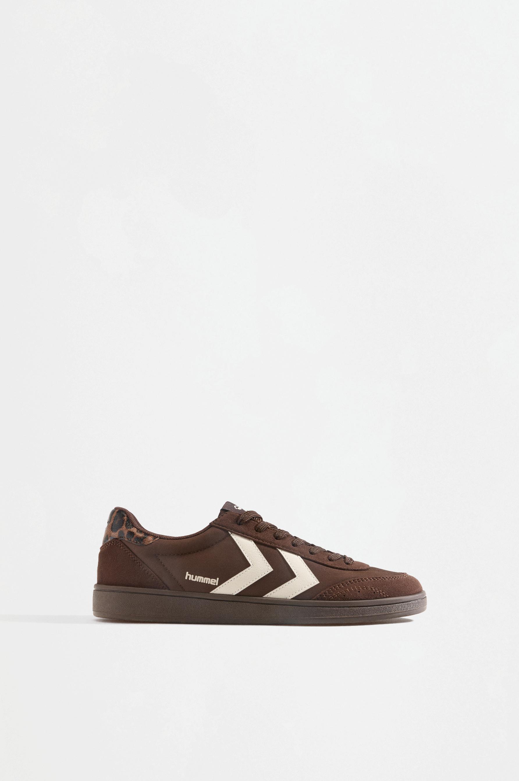 Hummel Sneakers — BROWN