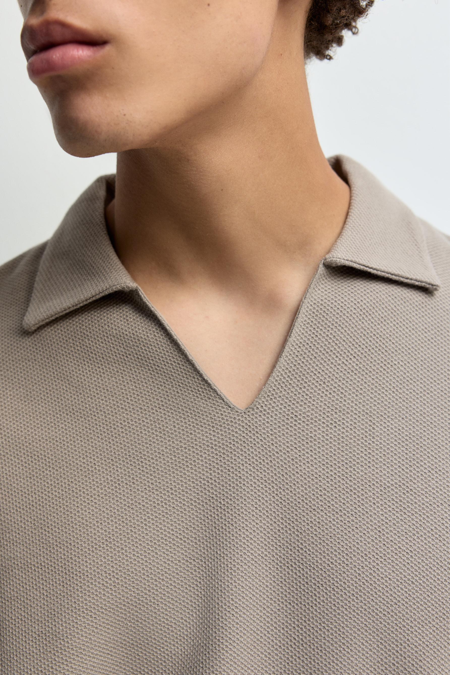 Textured V-neck polo shirt — CAMEL