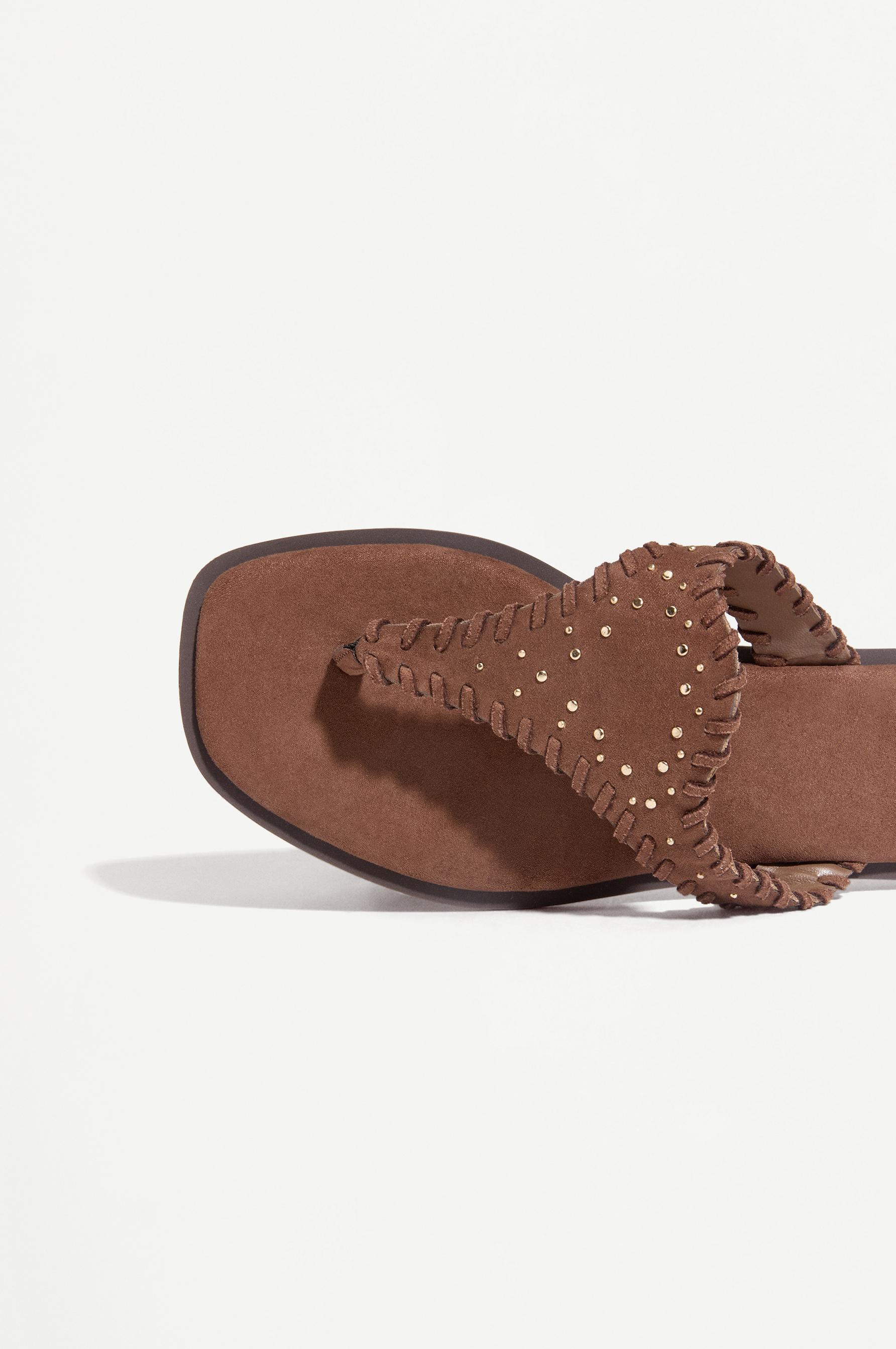 Flat studded sandals — BROWN