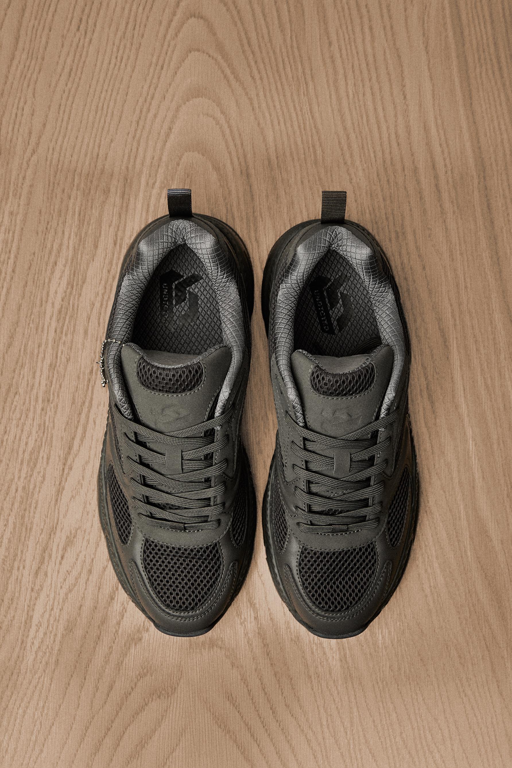 Sneaker keychain — GREY