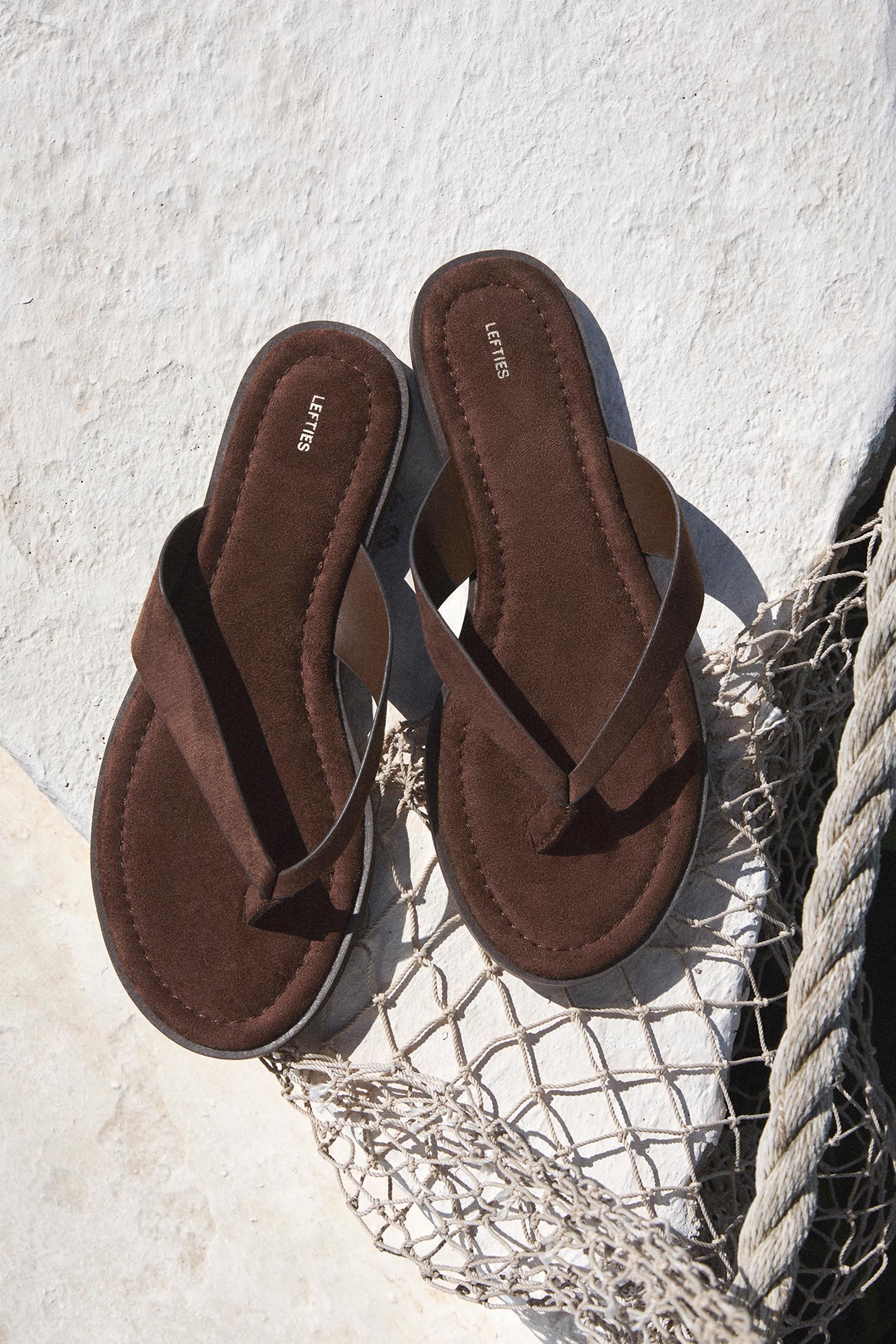 Flat toe-post sandals — BROWN