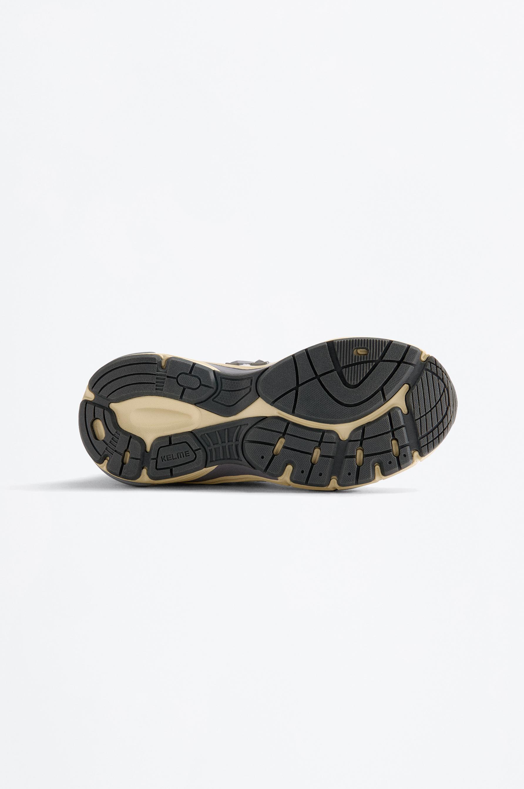 Kelme sports shoe — WHITE