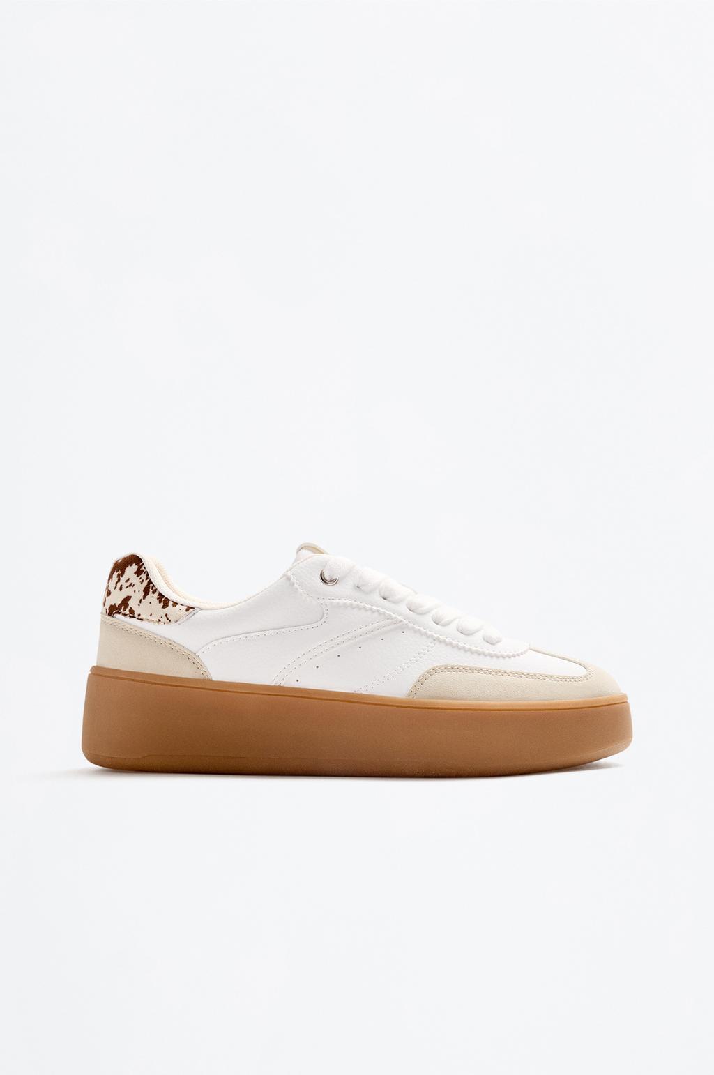 Sneakers con suola color caramello