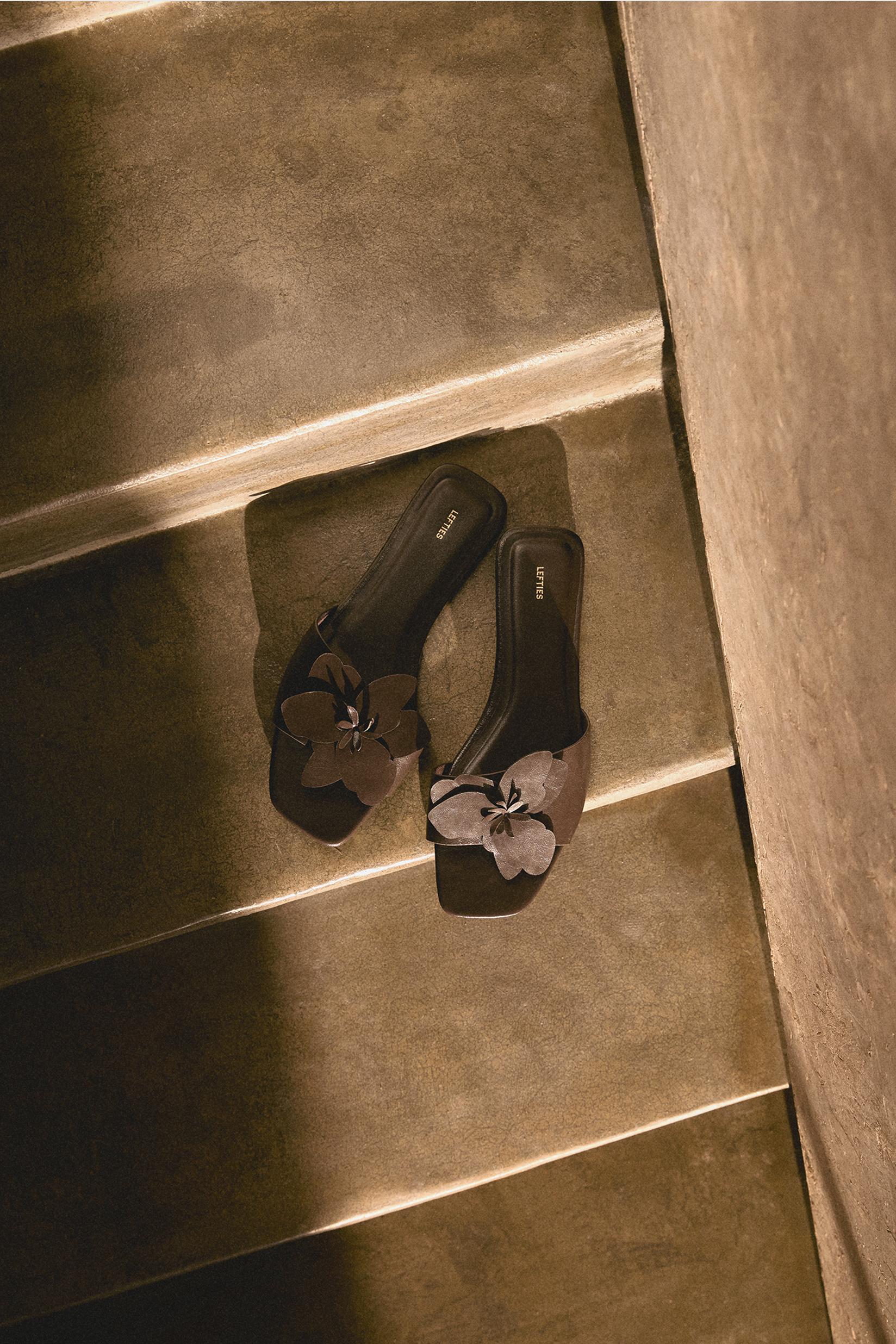 Flat slider sandals with flower detail — BROWN