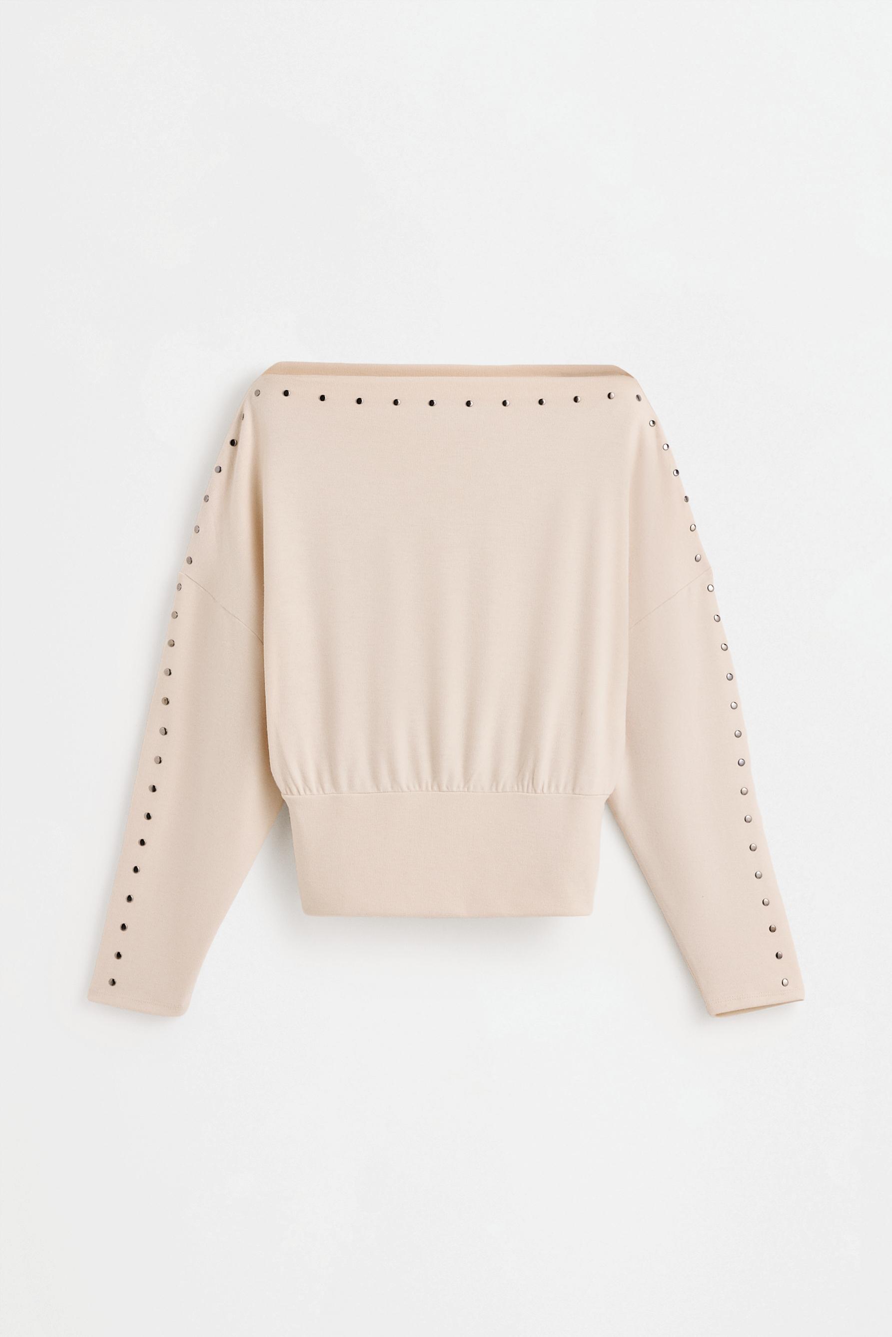 Camiseta tachas off shoulder