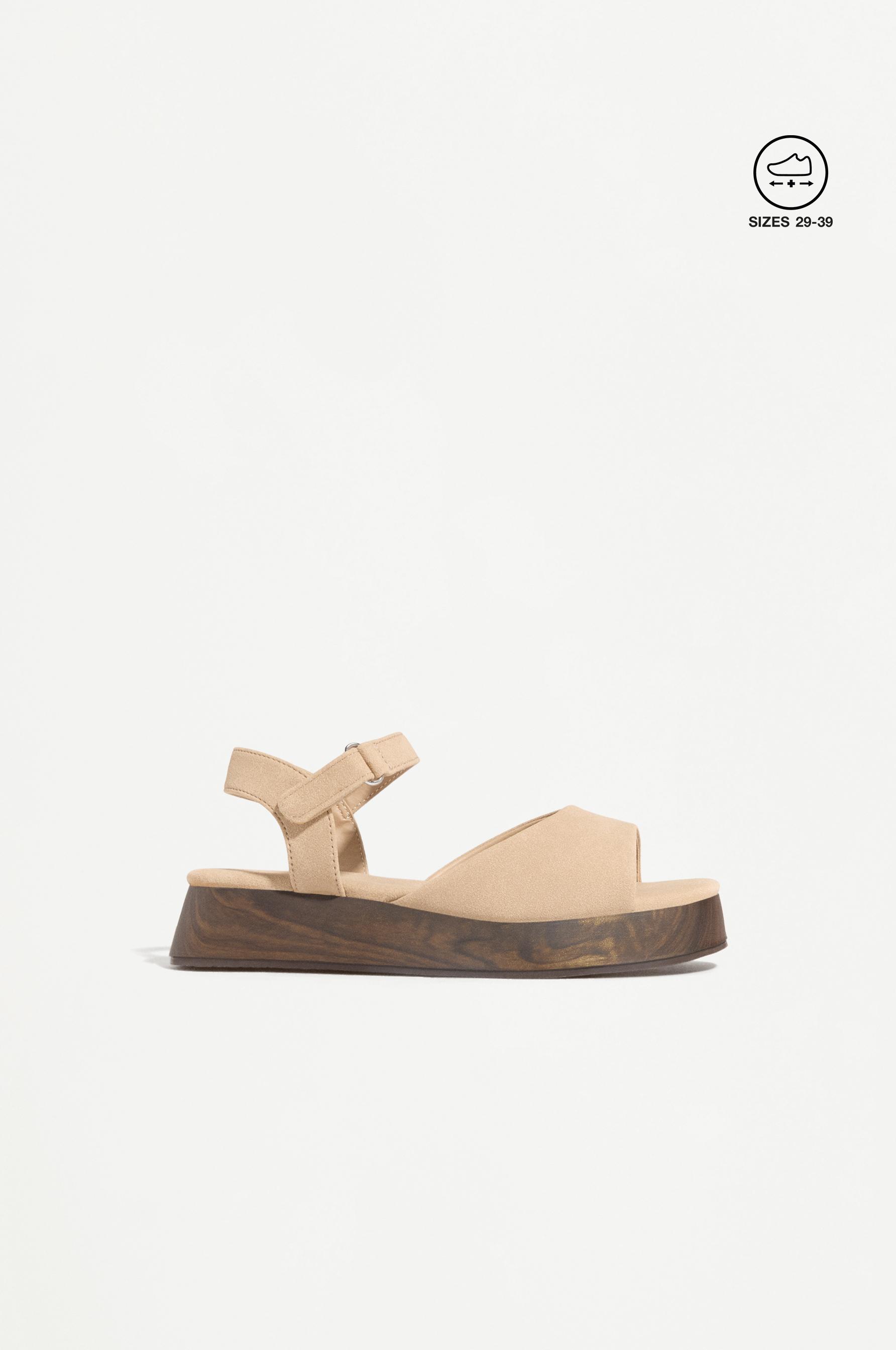 FAUX WOOD PLATFORM SANDAL — BROWN