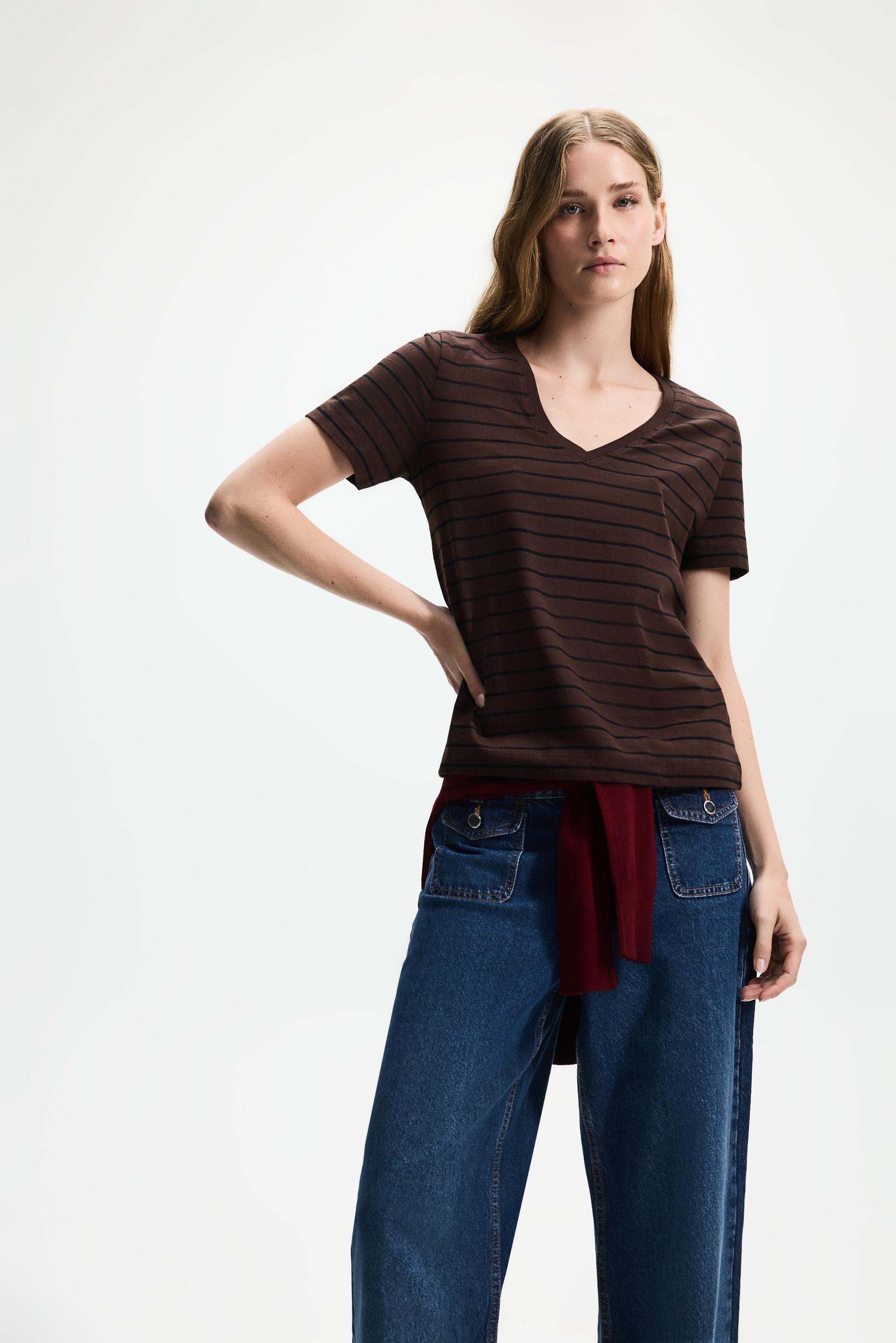 Basic V-neck T-shirt — BLACK-BROWN