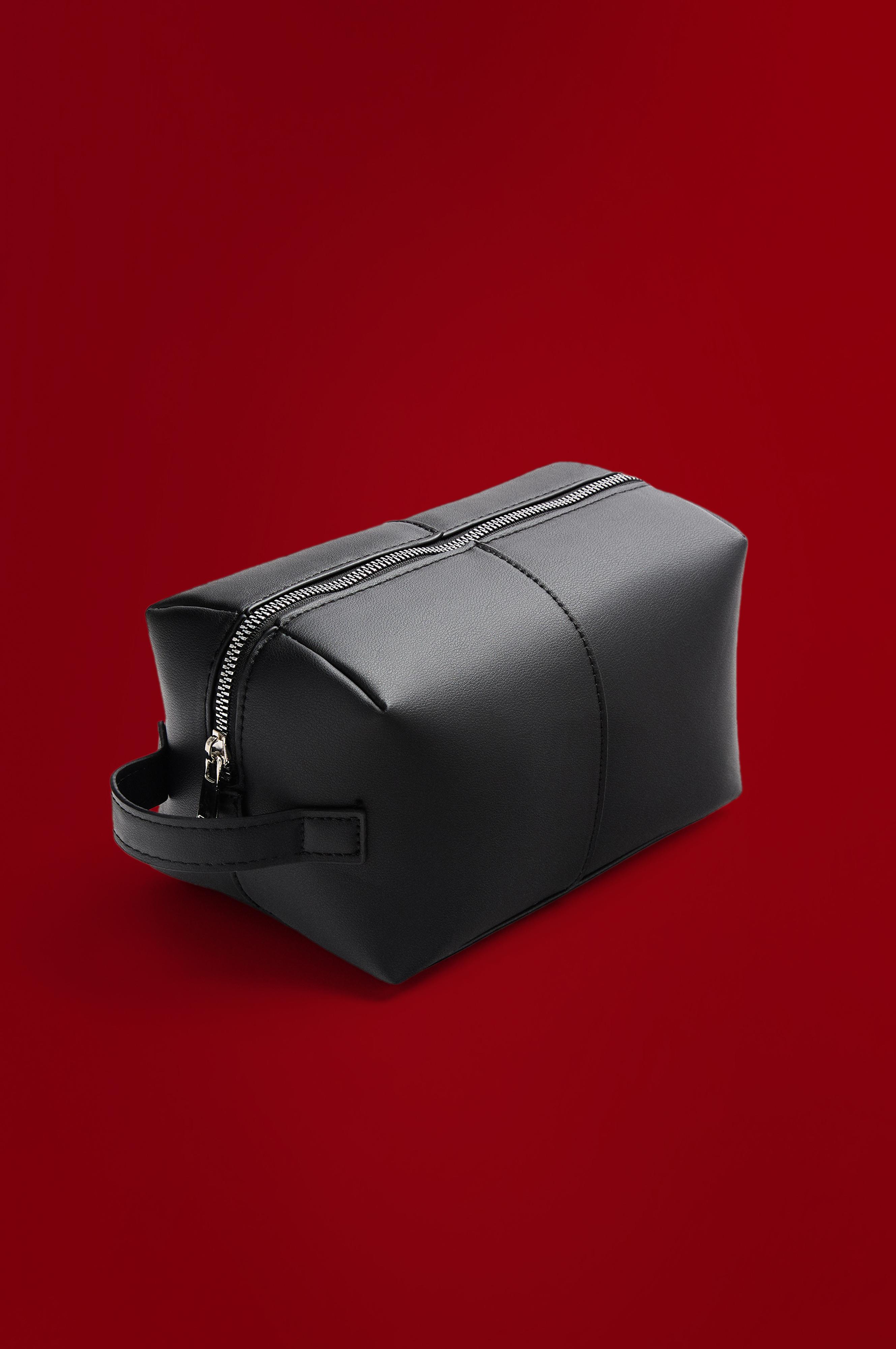 Minimalist toiletry bag — BLACK
