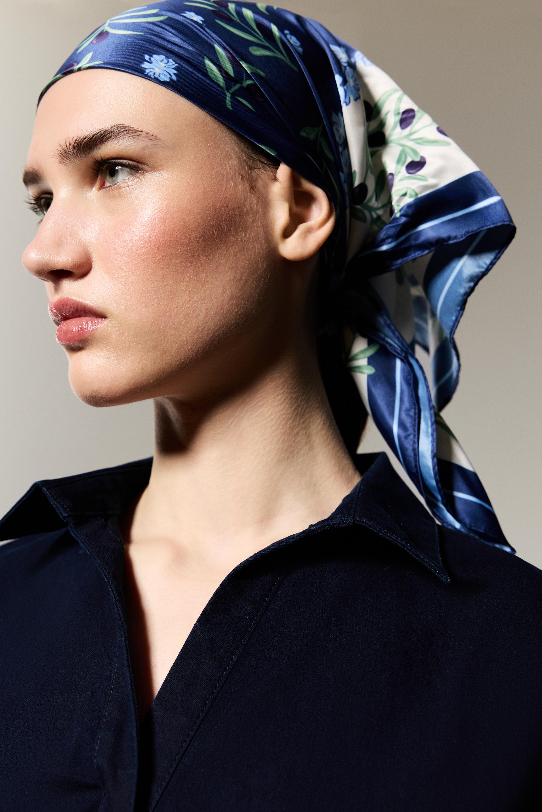 Pañuelo flores y hojas satén