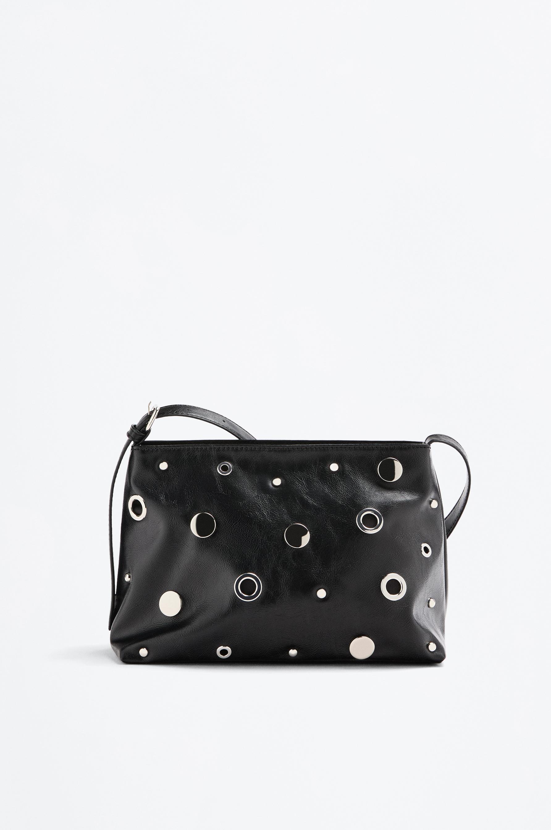 Bolso bandolera tachas y eyelets