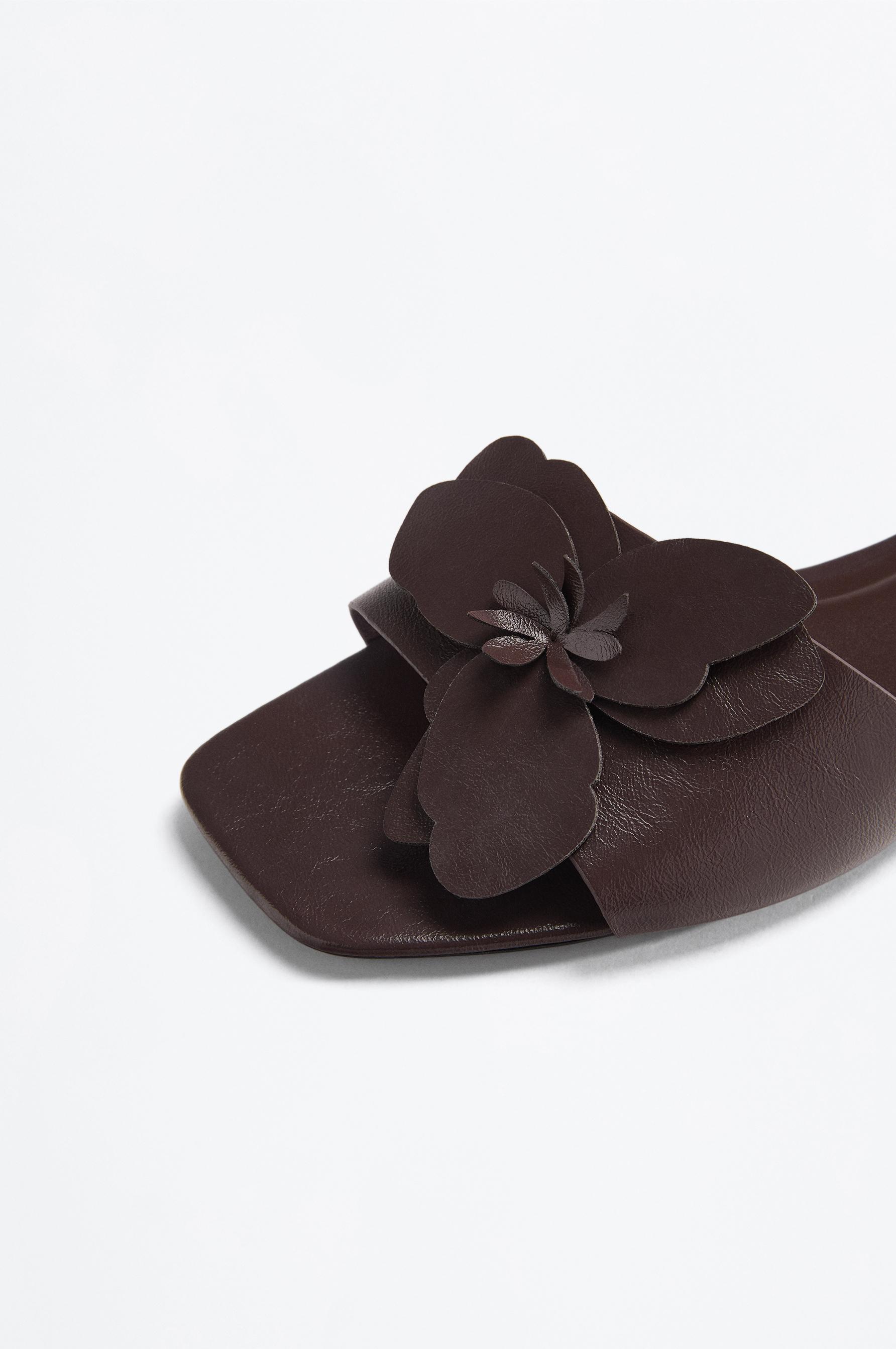 Flat slider sandals with flower detail — BROWN