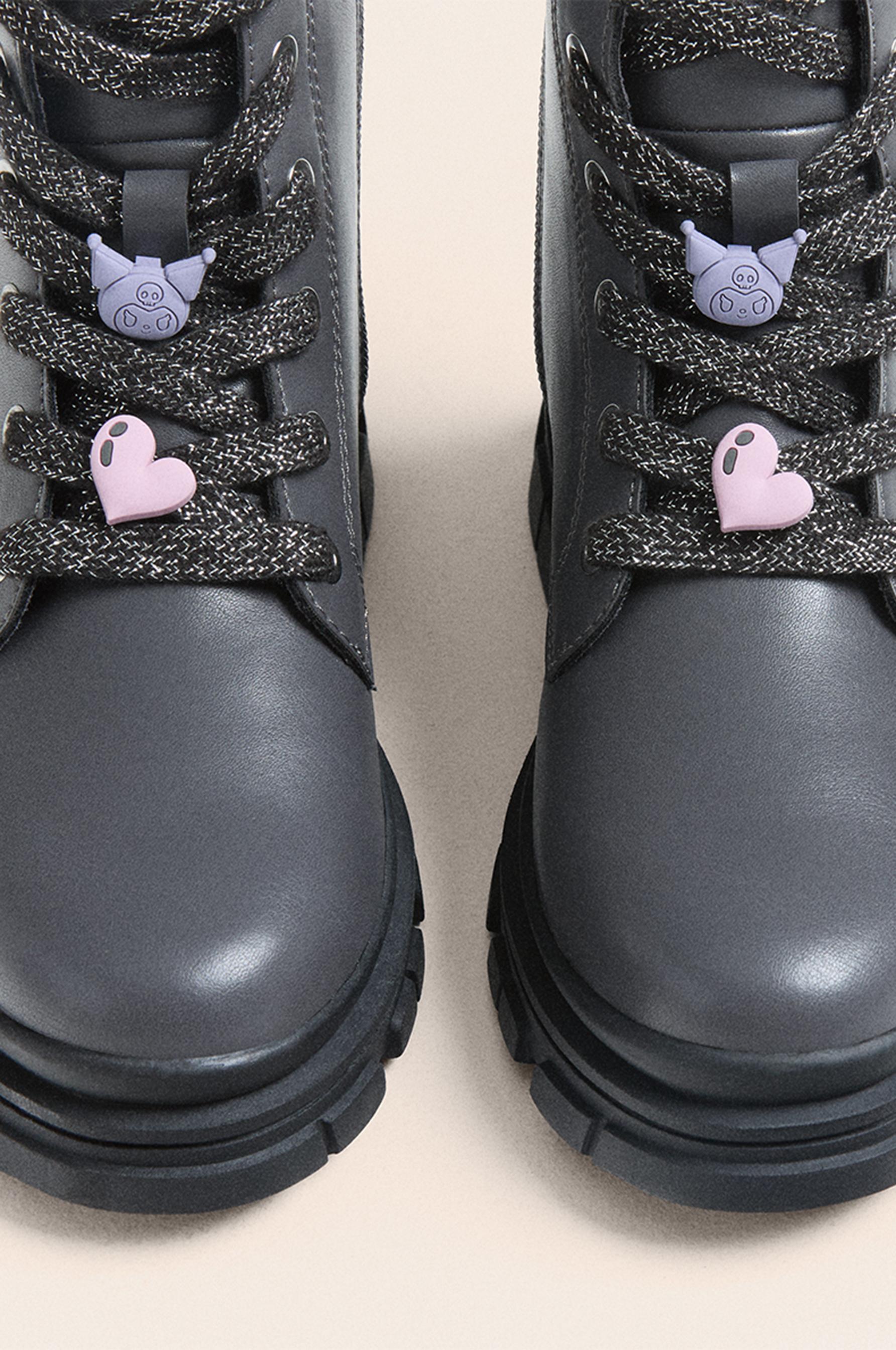 Kuromi Hello Kitty ©SANRIO Lace-up Boot — GREY