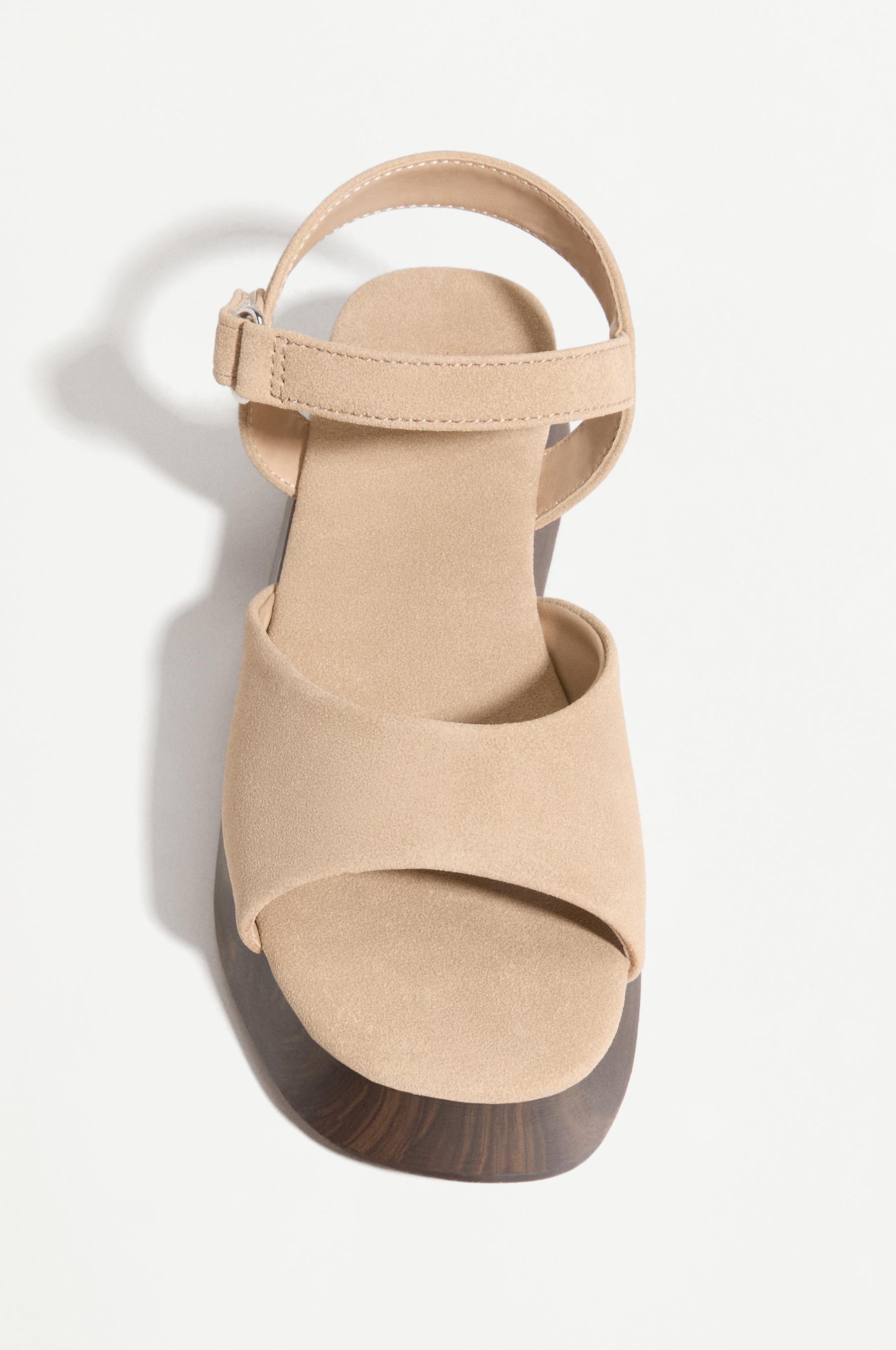 FAUX WOOD PLATFORM SANDAL — BROWN