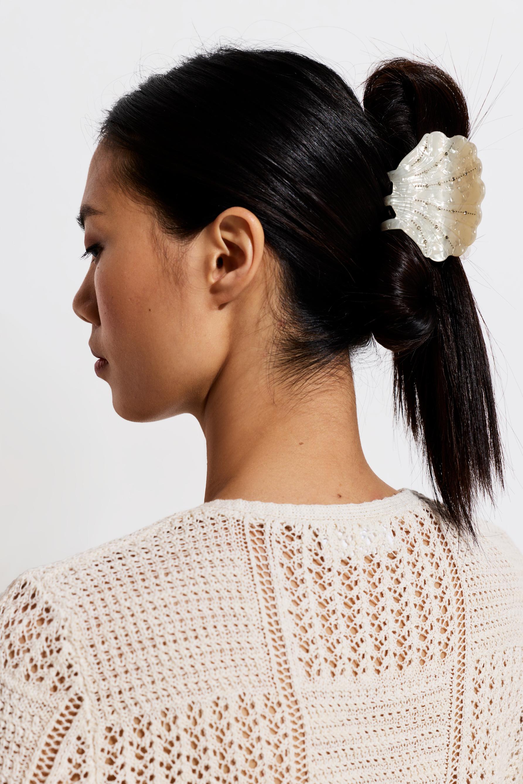 Rhinestone shell claw clip — ECRU/WHITE