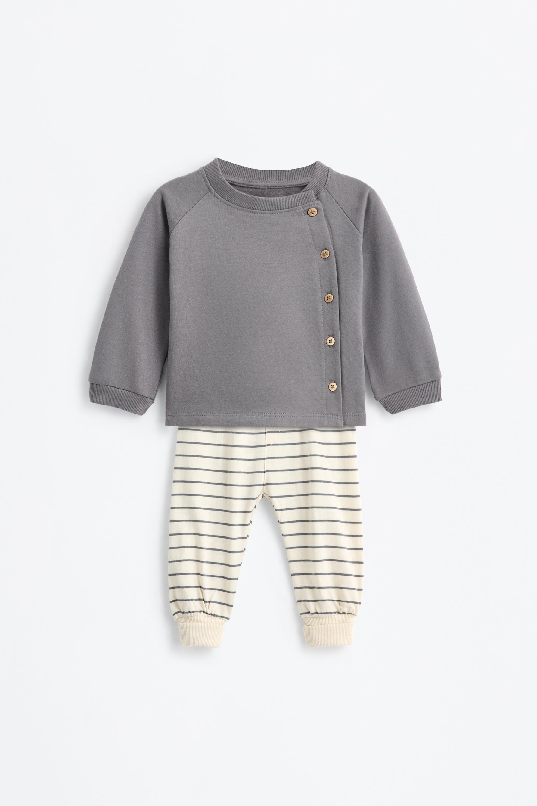 Conjunto sudadera y pantalón botones