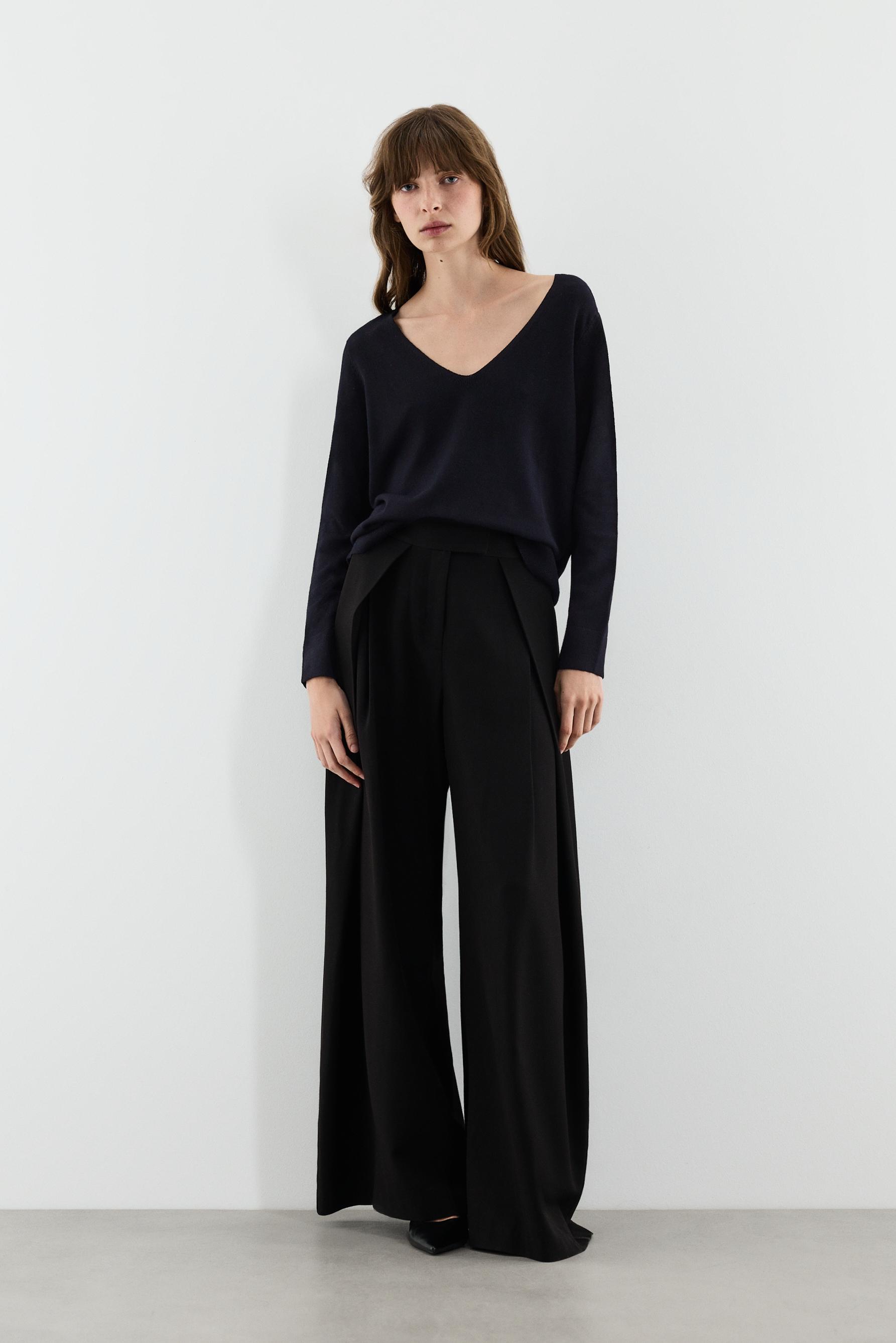 Basic V-neck sweater — BLACK