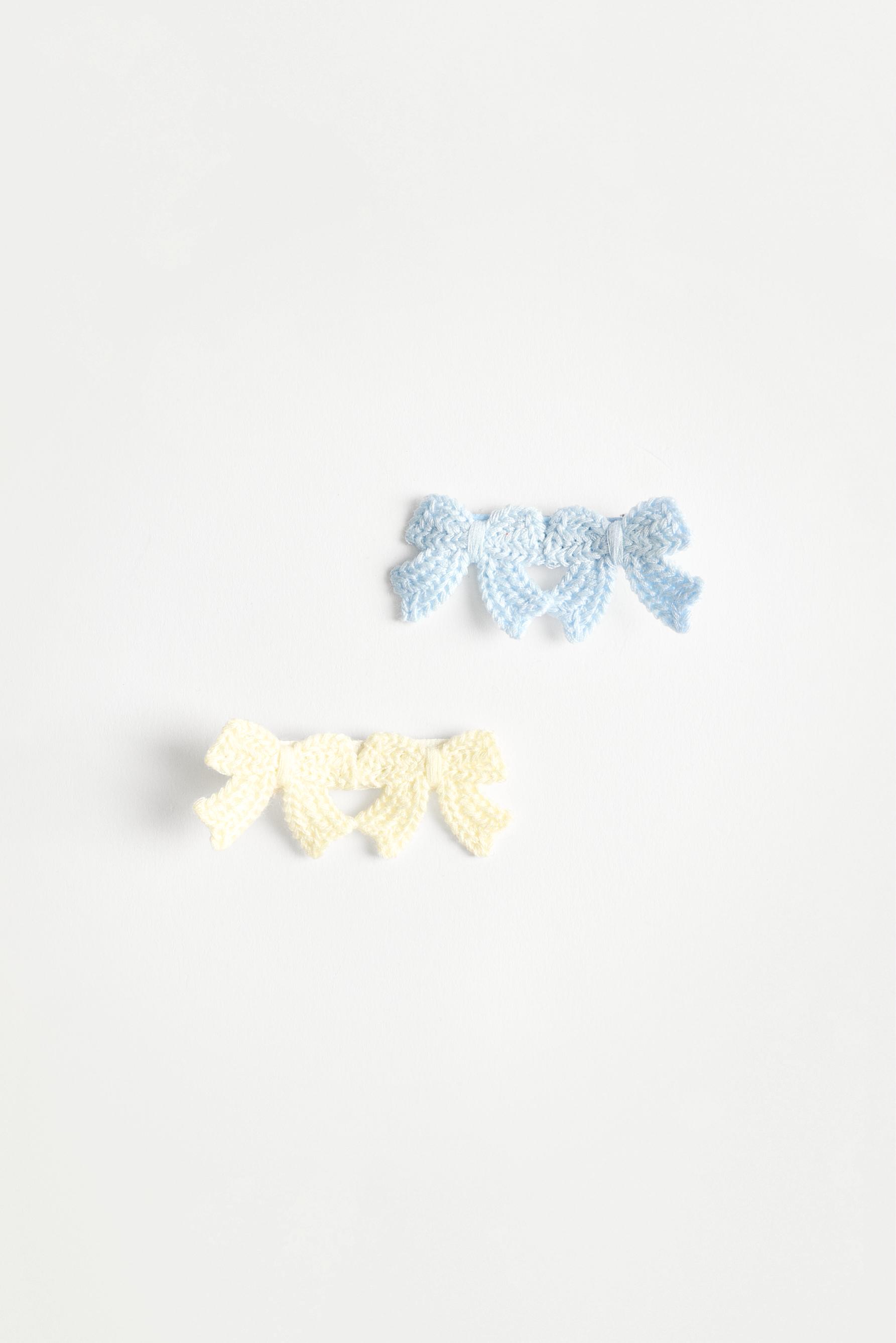 Crochet bow clips (2-pack) — WHITE/SKY BLUE