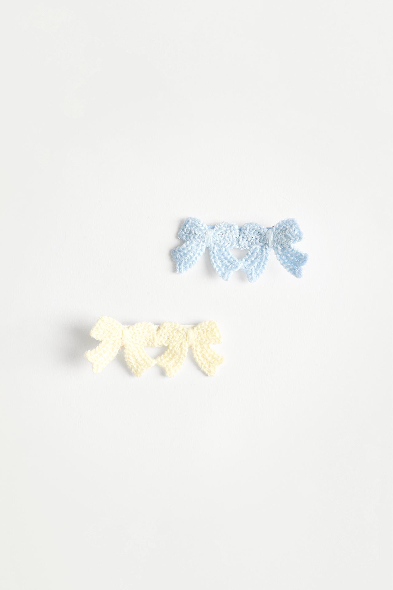 Crochet bow clips (2-pack) — WHITE/SKY BLUE