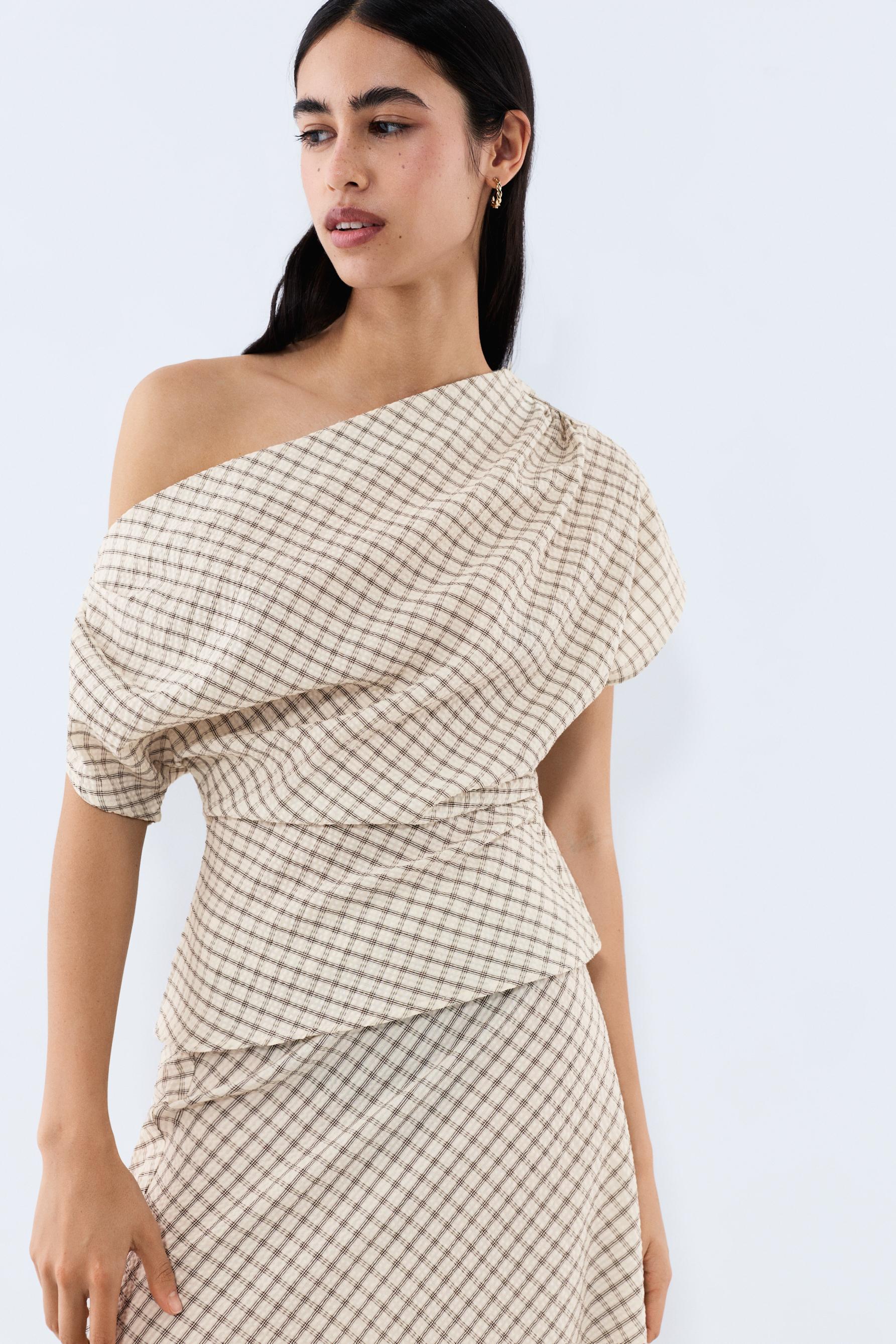 Top drapeado asimétrico