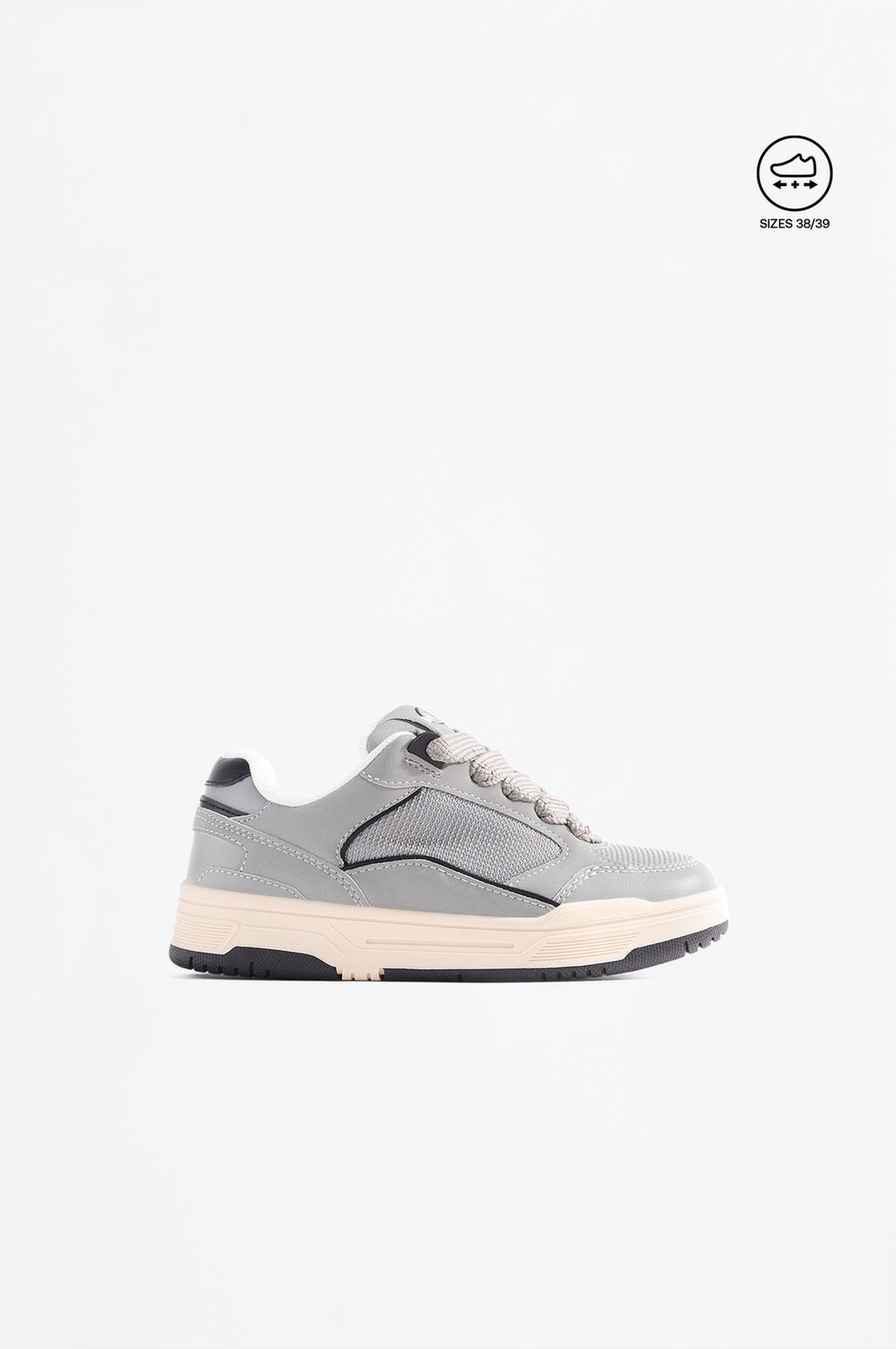 Retro skate trainers