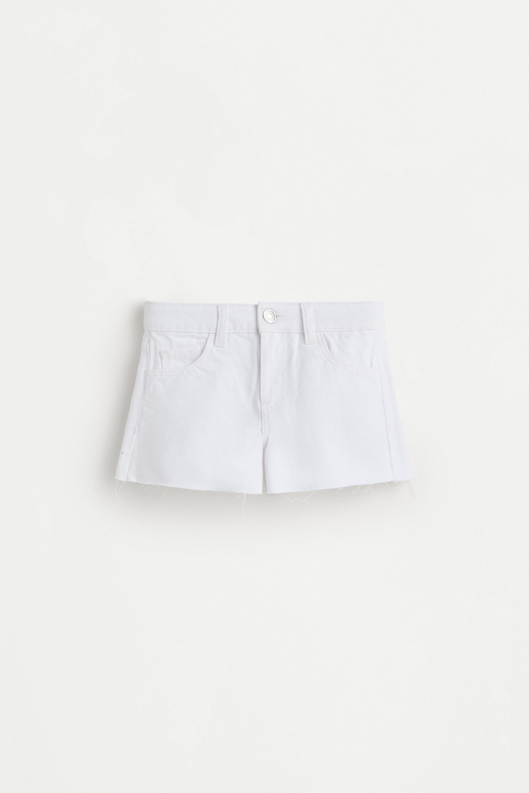 Frayed denim shorts — WHITE