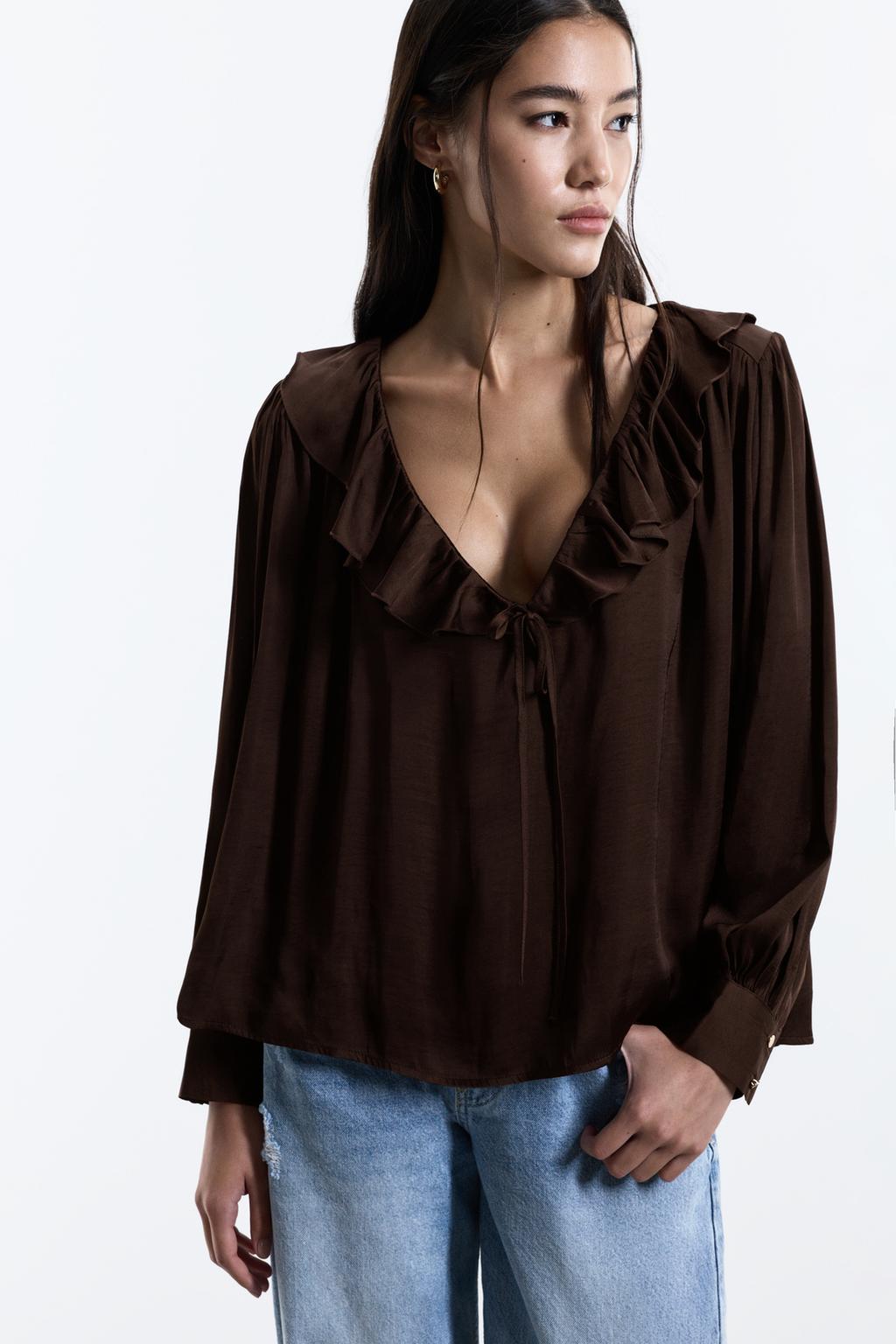 Blouse with ruffles and tie