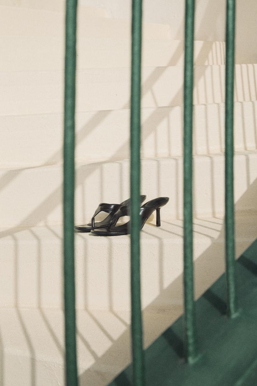 Thong heeled sandals — BROWN
