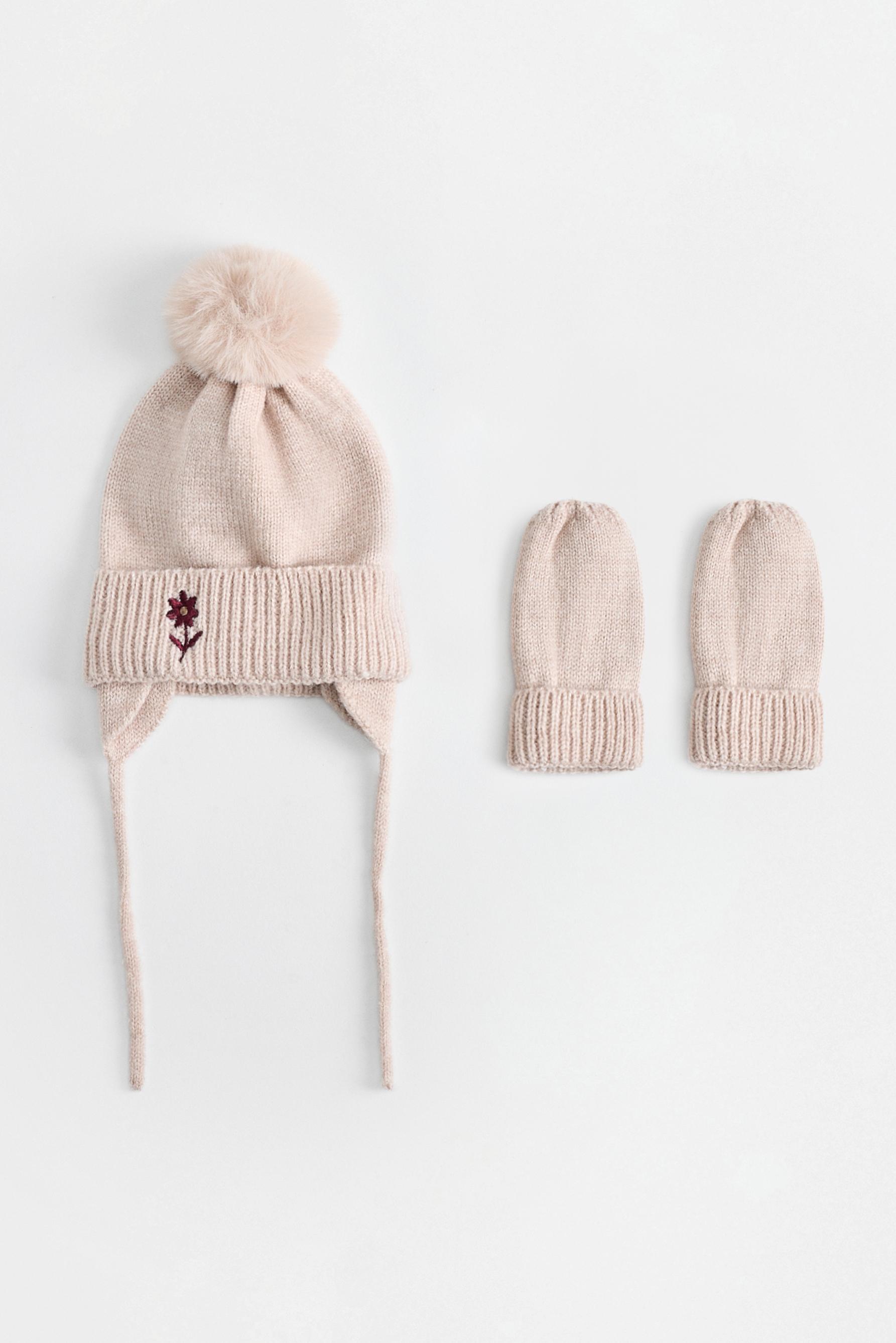 Set gorro flor y manoplas punto