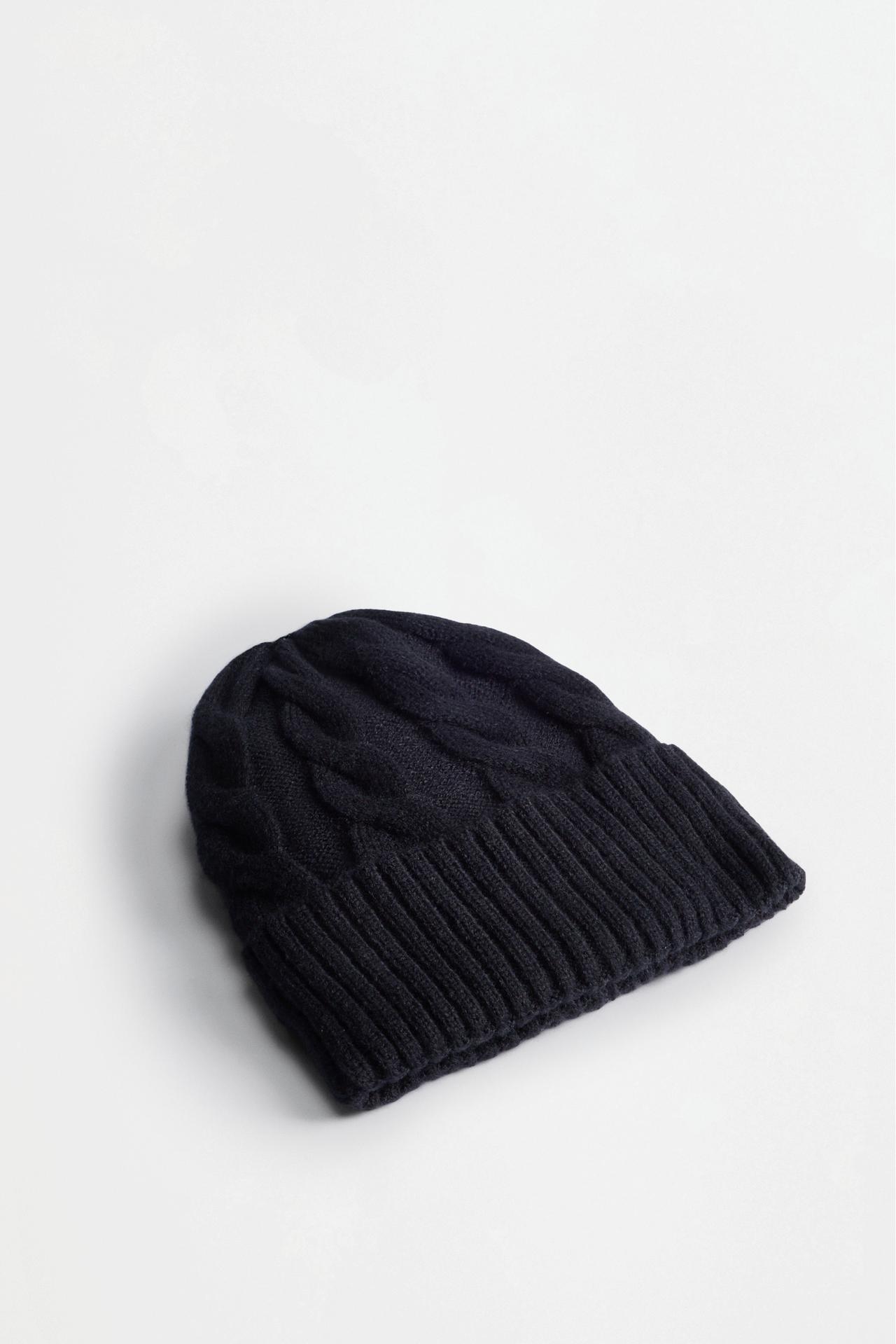 Cable-knit beanie — BLACK