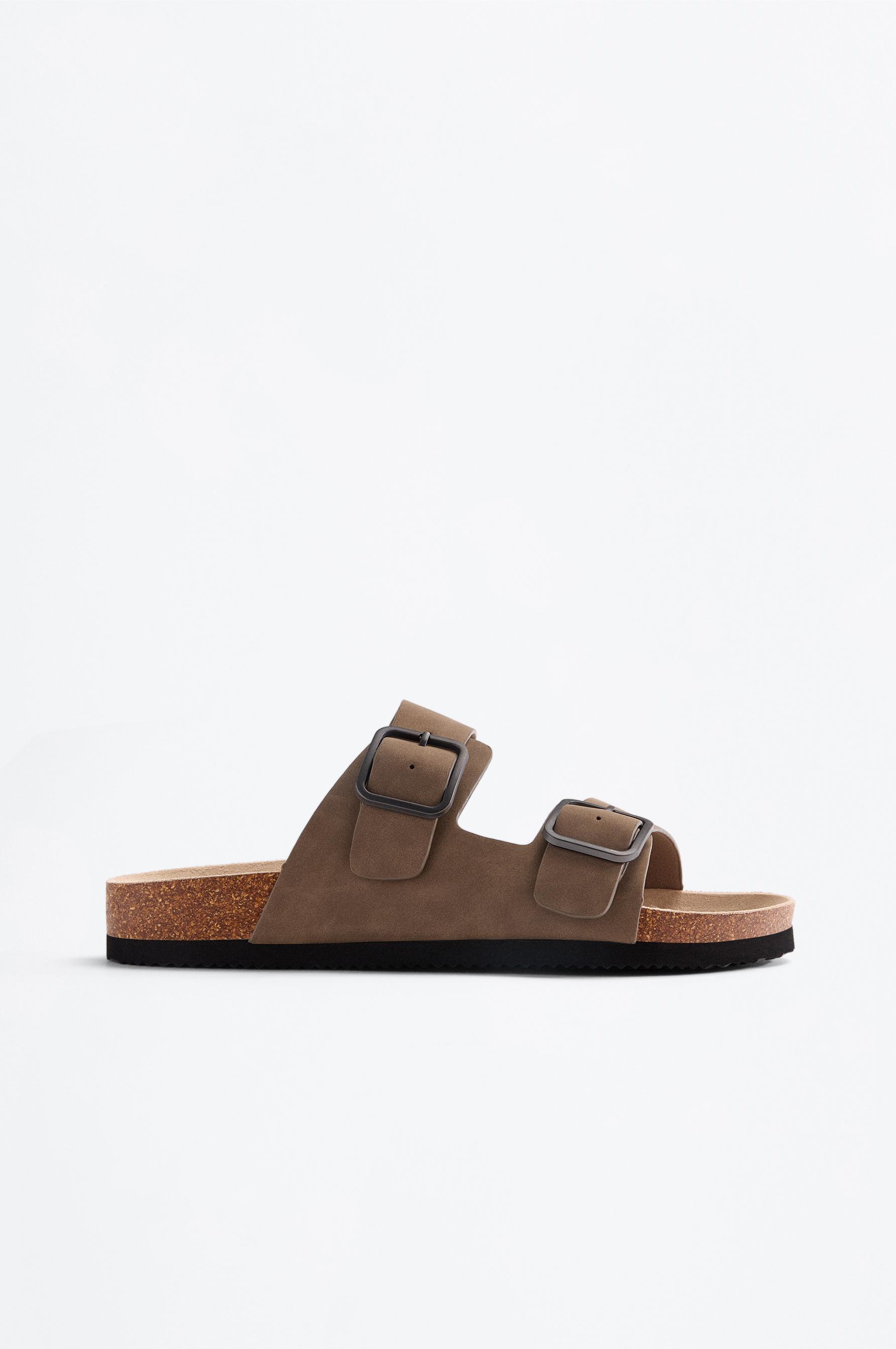 Comfort buckle sandals — BROWN