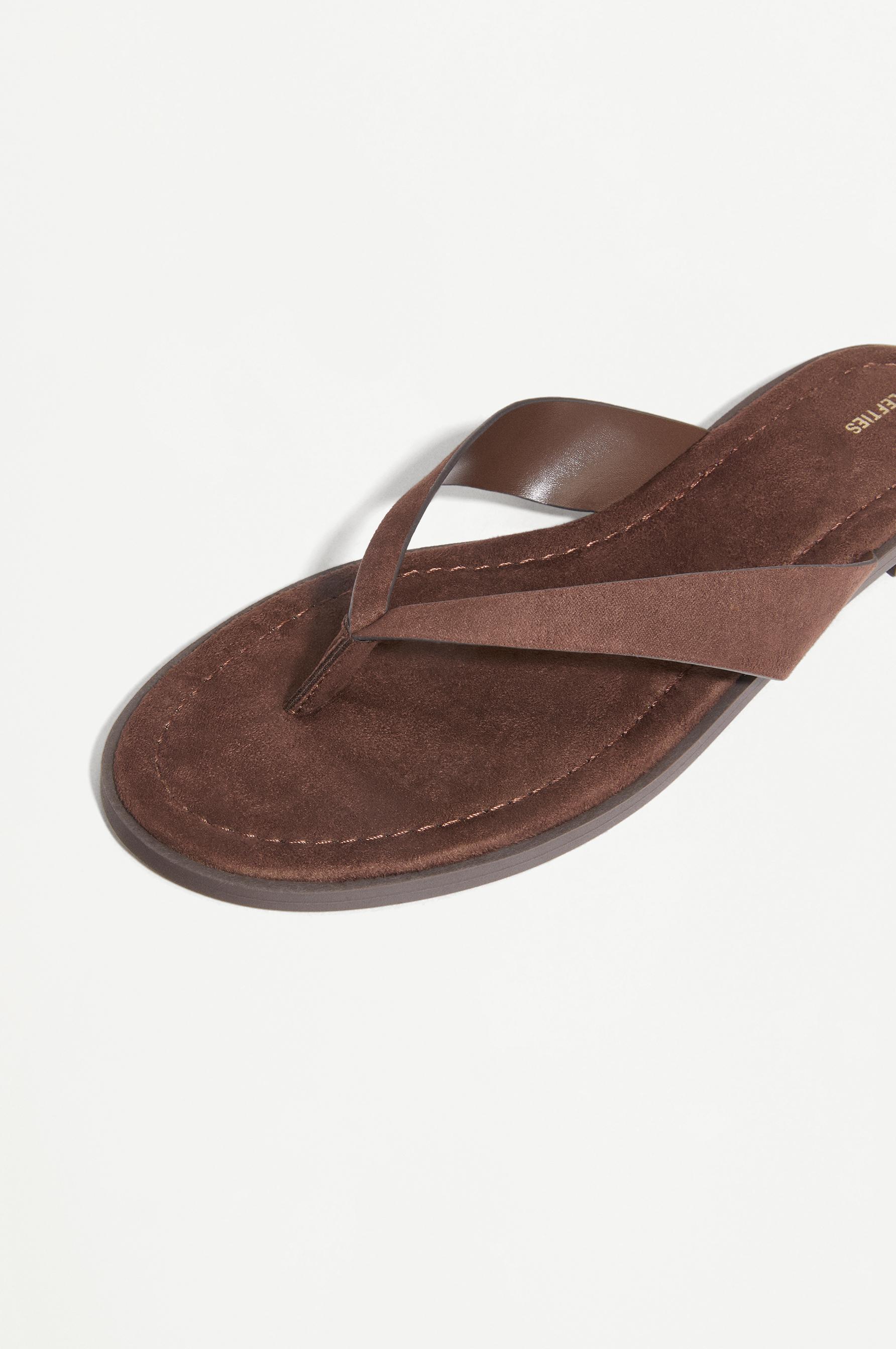 Flat toe-post sandals — BROWN