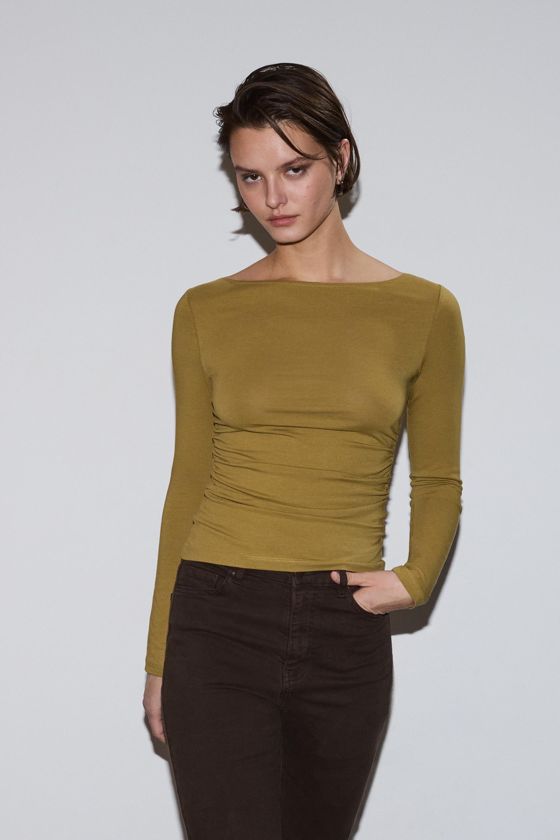 Camiseta cuello barco fruncidos