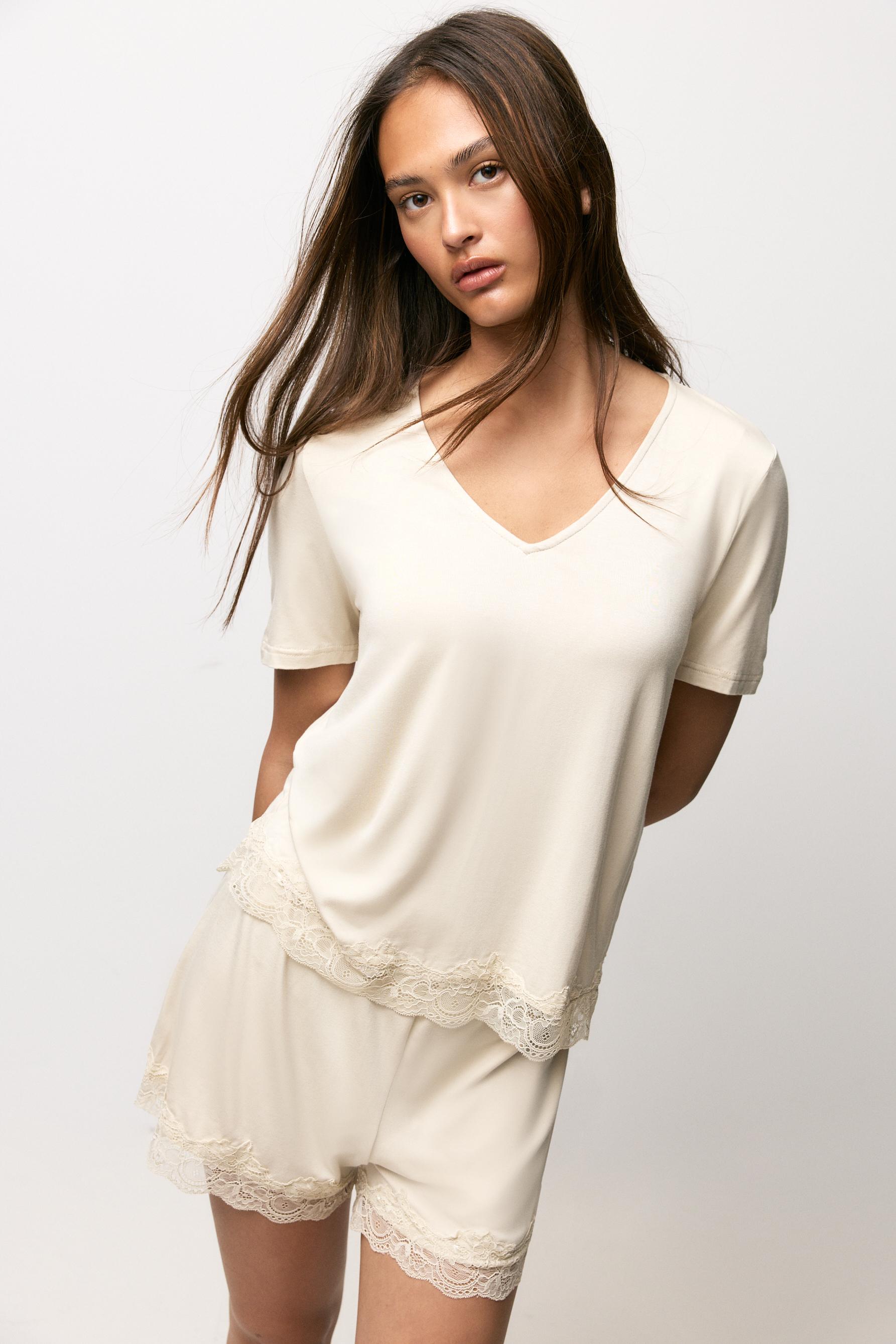 Short pyjamas with lace — SAND
