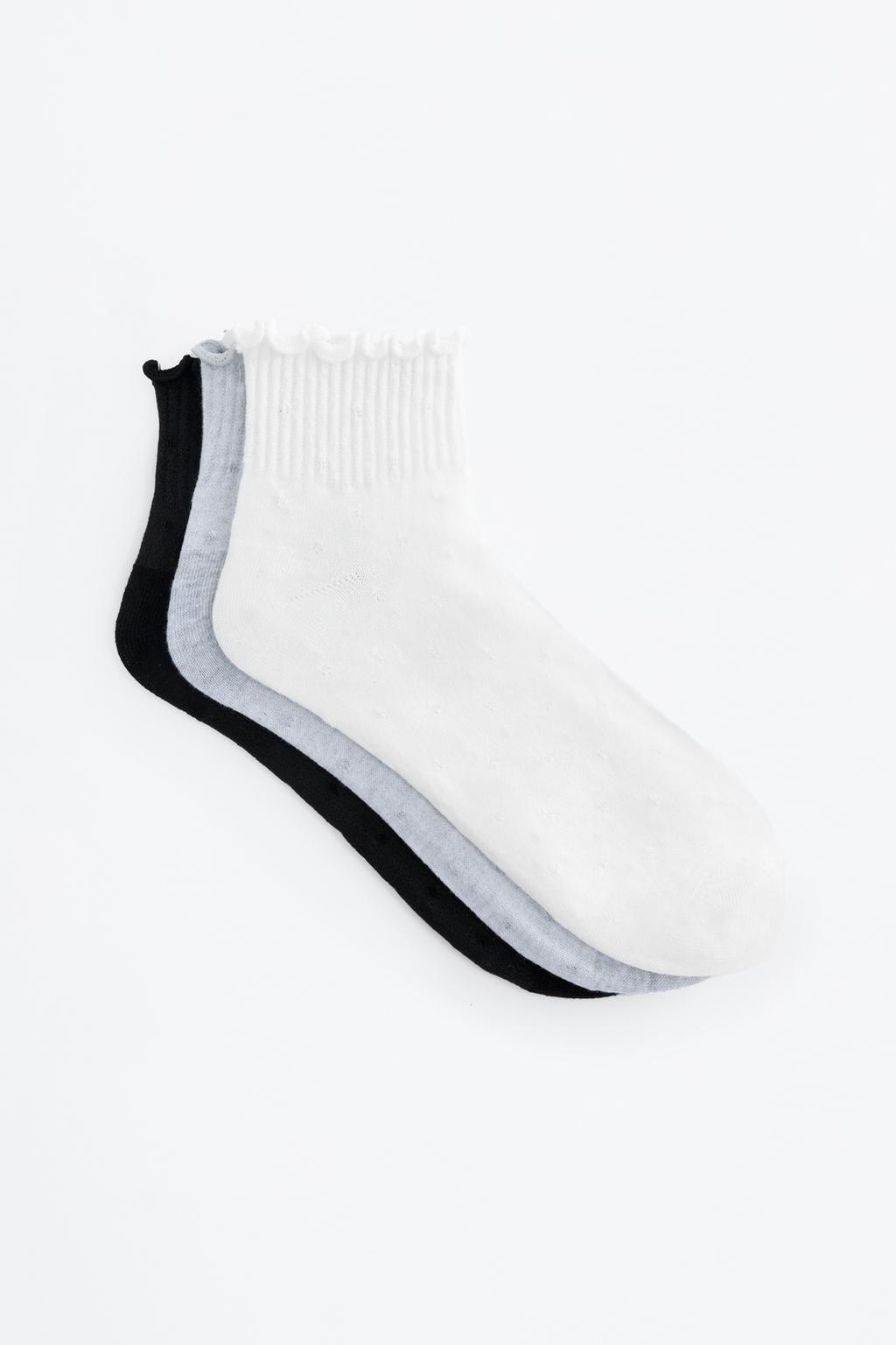 3-pack of long scalloped ankle socks